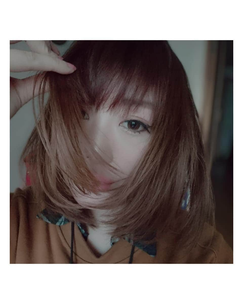 松浦麻里奈さんのインスタグラム写真 - (松浦麻里奈Instagram)「ヘアカラートリートメントのフラガールで ローズブラウンを使用(*˙˘˙)♡ 乾いた髪の毛に塗って20分置く⤴⤴ . . 液は固そうに見えたけど意外と とろっとしていて塗りやすい🙆💕 . . けど、顔に付かないように注意、、！！ なかなか落ちないので🙄👍 . . お風呂でしっかり落として、 綺麗な髪色に染まるよーっ💡😜💡 . . 櫛が引っかかることもなく、パサつくこともなく ナチュラルな仕上がり(o´罒`o) サラサラというよりは若干滑らか♬ . . ▼フラガールは、キューティクルを傷めず、 髪全体の白髪を染める白髪専用の カラートリートメントです。 髪と頭皮をいたわりながら理想の髪色へと染め上げます. . ▼シャンプーあとの髪に通常のトリートメントに代えて 使うことにより、気になる白髪をケアすることが出来る トリートメントです。  白髪は気になるけど、まだ白髪染めはしたくない という方や頭皮や髪へのダメージが気になる方、 肌がデリケートな方におすすめ✨✨✨✨ .  #トリートメント #カラー #ヘアカラー #hair #haircolor #髪の毛 #style #スタイル #ヘアスタイル #hairmake #ヘアメイク #rose #ローズ #pr #girl #fashion #photography #party #photo #picture #fashiongirl #髪色 #hairstyle #カラートリートメント #フラガール #エイジングケア #monipla #hulagirl_fan」1月14日 8時27分 - ay114.831m