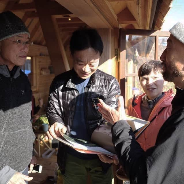 藤代冥砂さんのインスタグラム写真 - (藤代冥砂Instagram)「エベレスト登頂9回の登山家倉岡裕之さんに、唯一の山岳写真集「山と肌」を見ていただく。 「これは斬新だ！僕は好きです！」の言葉嬉し。 白馬にオープンしたMOUNTAIN HUT の集いでの1コマ。 写真を文脈では捉えない人達にも唸ってもらえる物を作り続けようと決意新たに。 そして改めて祝新装オープン、MOUNTAIN HUT。  #mountainhut #倉岡裕之　#白馬　#登山家　#登山」1月14日 19時17分 - meisafujishiro