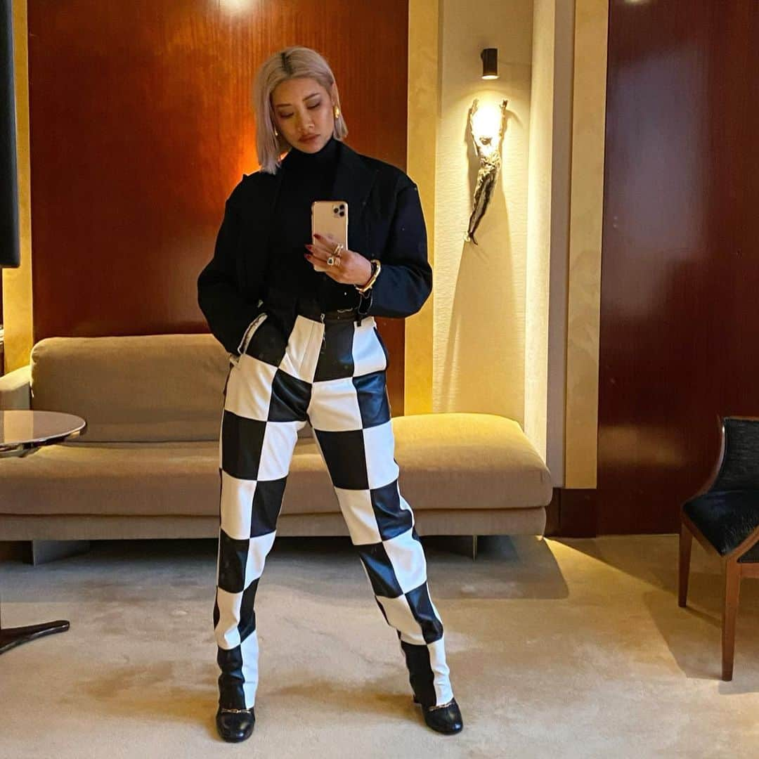 YOONさんのインスタグラム写真 - (YOONInstagram)「DAY 4 in Paris. Off to @ambush_official showroom set up and @Dior Men WINTER 20 fitting 🖤🤍 . #pfw #thingsincheck」1月14日 17時50分 - yoon_ambush