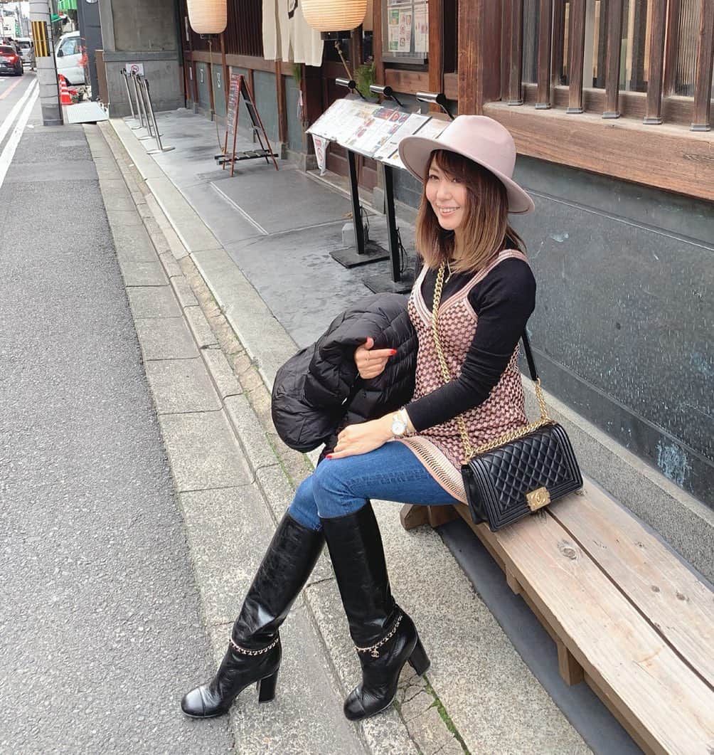 のインスタグラム：「こんばんは♡ おつかれさま♡ ・ 日曜日は京都ぶらぶら～🎵 ふらっと入ったお店なんだけどすごく美味しかった！ #マグロ丼 お店の名前が思い出せない🤣 ・ ニットにキャミソール合わせるのが昔から好きでこれもZARAのバーゲンで見つけたもの💕 ・ court #MONCLER camisole  #ZARA new✨ denim #yanuk watch @loborjapan  ring @hirotakajewelry ・ #冬コーデ#デニムファッション#デニムコーデ#大人カジュアルコーデ #大人可愛い#キャミソール#京都ランチ#マグロ丼#美味しい #冬コーデ#大人可愛いコーデ#大人可愛い#カジュアル#カジュアルコーデ#美意識#個性#京都#そうだ京都行こう#fashion#instafashion#ootd#code#cute#happy」