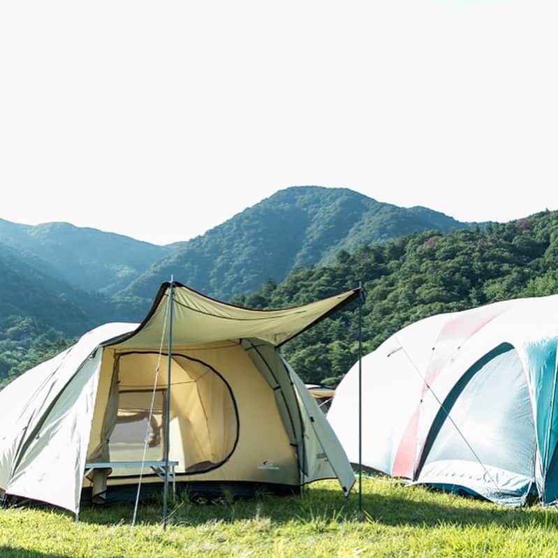キャンプ情報サイト［ランタン］さんのインスタグラム写真 - (キャンプ情報サイト［ランタン］Instagram)「CAMP SMILE STYLE ／ 自然の中でのびのび楽しめる キャンプが大好き ＼ いろんなキャンパーのキャンプスタイルを現地取材と一般キャンパーからの投稿で数多く掲載してます。 . . 詳しくは @lantern.camp  webサイトをご覧ください . . #camp #camping #outdoor #travel #trip #lantern_smile #nature #キャンプ #キャンプ用品 #アウトドア #テント #自然 #旅行 #キャンプ初心者  #キャンプ好きな人と繋がりたい #マキノ高原キャンプ場 #ツーバーナー #グループキャンプ #グルキャン」1月14日 17時53分 - lantern.camp