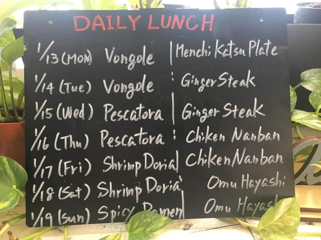 alohatable_waikikiさんのインスタグラム写真 - (alohatable_waikikiInstagram)「This week’s Daily Lunch🍴  今週の日替わりランチ。  #dailylunch #pasta #platelunch #hawaiianrestaurant #waikikilunch #hawaiifoodfinds #honolulufoodies #hawaiigourmet #ワイキキランチ #ハワイアンレストラン #ハワイグルメ #日替わりランチ #locoasian」1月14日 17時54分 - alohatable_waikiki