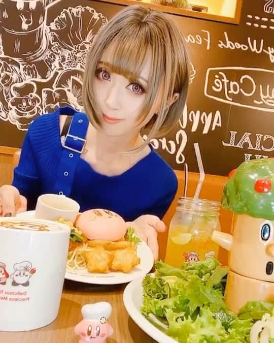 のインスタグラム：「カービィの世界にカフェがあったら…。 インスタ更新しました！ ツイートはこちら💁‍♀️ https://twitter.com/chamomi017/status/1216978612089282560?s=21 #cosplay #cosplayer #cosplaygirl  #カービィ #星のカービィ  #カービィカフェ #ワドルディかわいい  #メタナイト  カービィカフェに行ってきた🌳🍅⭐️」