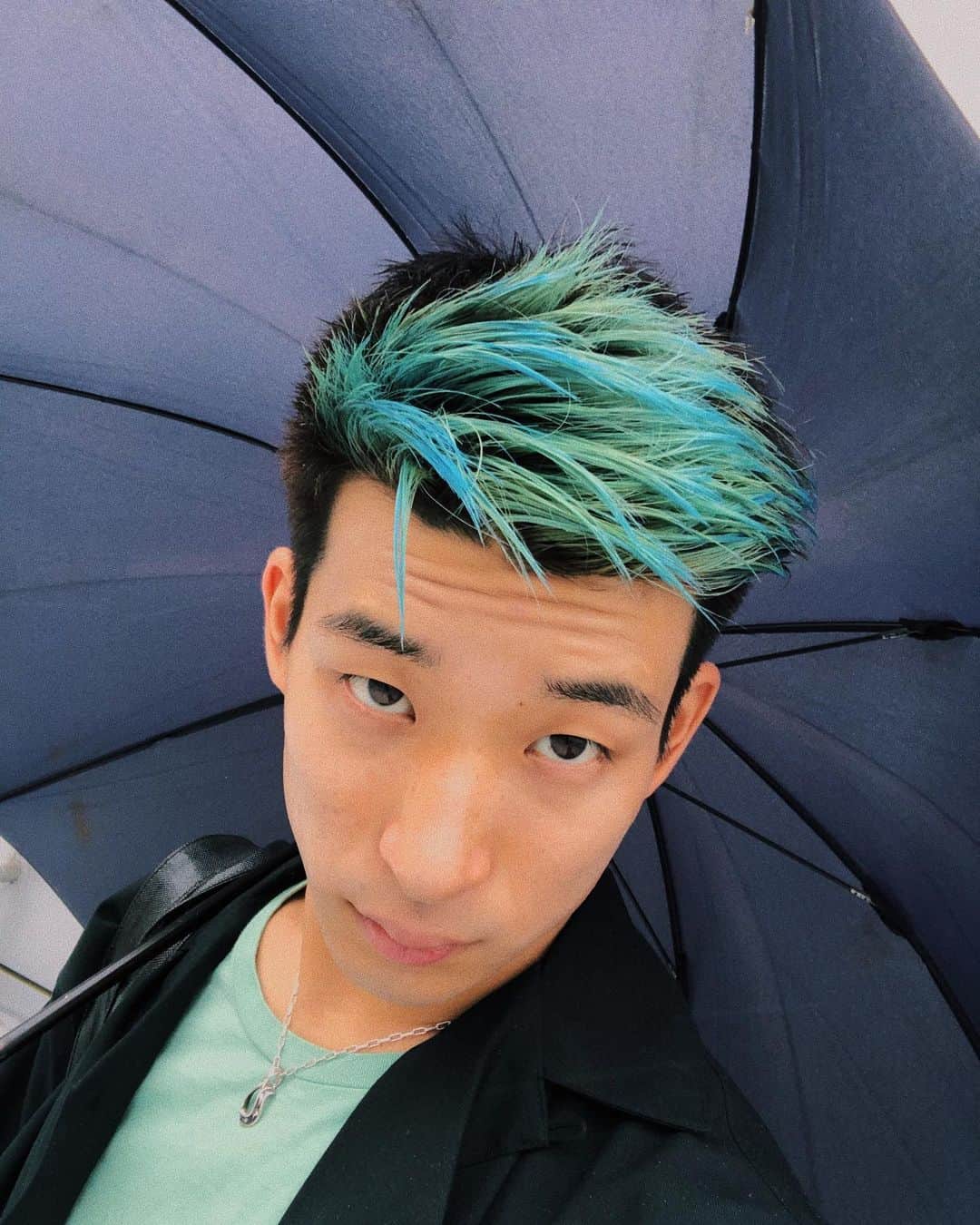 古幡亮（WATWING）のインスタグラム：「ネギ星人は日差しに弱いんです #watwing #この日曇り #謎の日傘 #でも曇りの時のほうが紫外線強いっていいません？」
