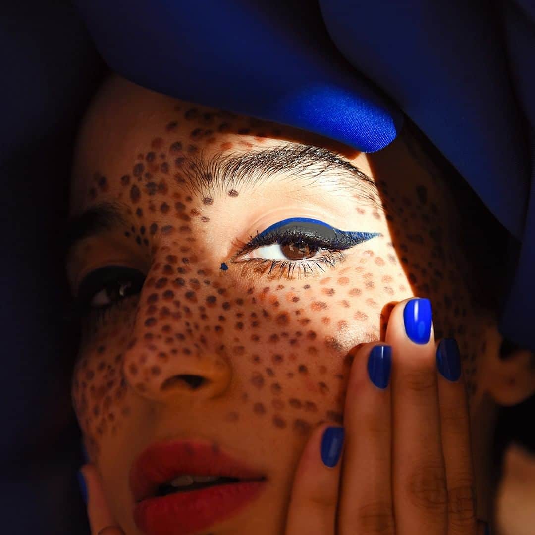 Yves Saint Laurent Beautyさんのインスタグラム写真 - (Yves Saint Laurent BeautyInstagram)「Majorelle Blue is an impossibly pigmented hue,  directly inspired by the indigo of North Africa. EYELINER EFFET FAUX CILS SHOCKING in N°3 DEEP BLUE COUTURE EYELINER in N°1 DEEP BLACK ALL HOURS FOUNDATION in B25 BEIGE TOP SECRETS LIP PERFECTOR ROUGE PUR COUTURE THE SLIM SHEER MATTE in N°106 PURE NUDE LA LAQUE COUTURE in N°18 BLEU MAJORELLE #yslbeauty #marrakech #theslim #eyeliner」1月14日 17時59分 - yslbeauty