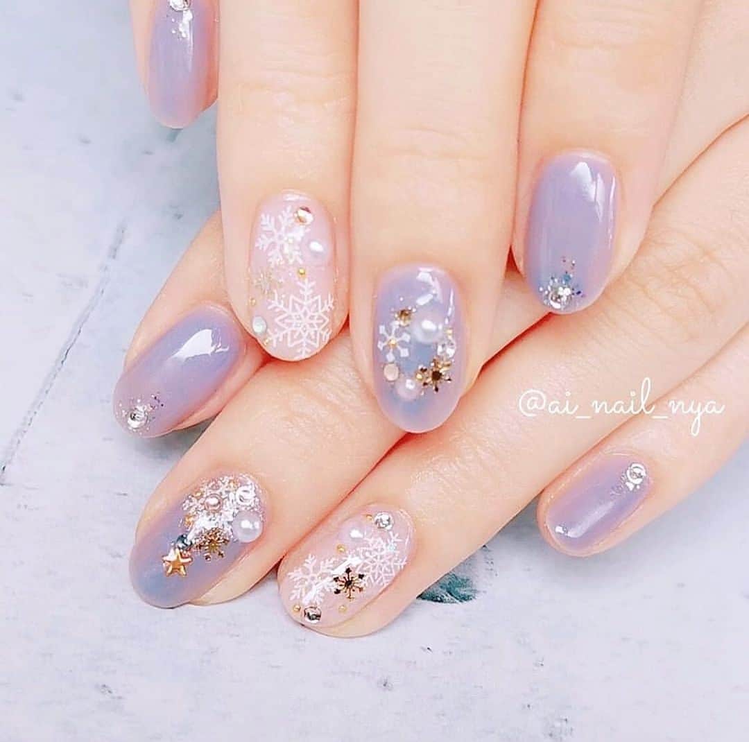 のインスタグラム：「くすみカラーが可愛い♡おしゃれネイル5選💅🏼✨ . @weddingnews_editor まいにち150記事を配信♩アプリもよろしくね💕 . . 📷本日のカバーPhoto🕊♩+ﾟ* . @ai_nail_nya さん . 参考にしたい♩ai_nail_nyaさんのつくる #ネイルデザイン 💅🏼✨ . カバーはくすみブルーが可愛い💕 #雪の結晶ネイル です❄✨ . 絶妙なくすみブルーと白い雪の結晶の組み合わせがとても可愛くて、今の季節にぴったりですよね😍 . ほかのネイルも素敵なので、ぜひスワイプ👉🏻してみてくださいね✨ . . ...................................... ❤️【WeddingNews情報】❤️ . 本日新着のオススメ記事をご紹介します✨ . .  ①節約したとは思えない！？高見えテーブル装花の節約術♡💕《テーマ・装飾》 . . ②こなれ感が大事♡残念ヘアにならない後れ毛スタイル15選♡💕《ビューティー》 . . ③遠方ってどこから？事前にチェックしたいお車代の相場や渡し方＊💕《お金・段取り》 . . ④プチプラDIY♡今、大人気のアクリルウェルカムボードを手作り！💕《DIY》 . . ⑤新たなブームの予感♡オシャレ過ぎるウェディングベール10選*💕《花嫁コーデ》 . . ※《》は記事のあるカテゴリー名❤️ . などなど、その他にも新着記事が配信中💕アプリダウンロードがまだお済みでない方は是非 @weddingnews_editor のURLからダウンロードしてみてくださいね💕 . . . ＼📷投稿お待ちしています／ . 花嫁はもちろん、業者さんも大歓迎✨ アナタのお写真をご紹介してもOKという方は、ぜひ #ウェディングニュース にお写真を投稿してください💕 . . ⬇︎関連アカウント⬇︎ . 🕊メインアカウント 【 @weddingnews_editor 】 . 💒インスタグラムで式場探し 【 @weddingnews_concierge 】 . 👰花嫁から式場探し 【 @weddingnews_brides 】 . . その他、編集部からの連絡専用 @weddingnews_contact や、スタッフ個人の連絡用として @WN_xxxx（xxxは個人名）があります💕 . . …………………………… ❤️ウェディングニュースとは？ …………………………… . 花嫁のリアルな”声”から生まれた、花嫁支持率No1✨スマホアプリです📱💕 . . 🌸知りたい… #結婚式準備 に役立つ記事を毎日150件配信中♩ . 🌸見たい… インスタの #ウェディング 系投稿TOP100が毎日チェックできる＊IG画像の複数ワード検索も可♩ . 🌸叶えたい… 式場をはじめとした  #結婚式 関連の予約サイトが大集合♩ . 🌸伝えたい… 自分の結婚式レポ『マイレポ』が簡単に作れる♩卒花嫁のレポが読める♩ . . @weddingnews_editor のURLからDLしてね✨ . . . #花嫁 #ウエディング #プレ花嫁 #プレ花嫁準備 #2020春婚 #2020夏婚 #冬ネイル #ブライダルネイル #2020冬婚 #2020秋婚  #全国のプレ花嫁さんと繋がりたい #プロポーズ #セルフネイル #ネイルアート #ジェルネイル #ウェディングドレス #くすみネイル #ブルーネイル #naildesign #ウェディングネイル #キラキラネイル #ネイル」