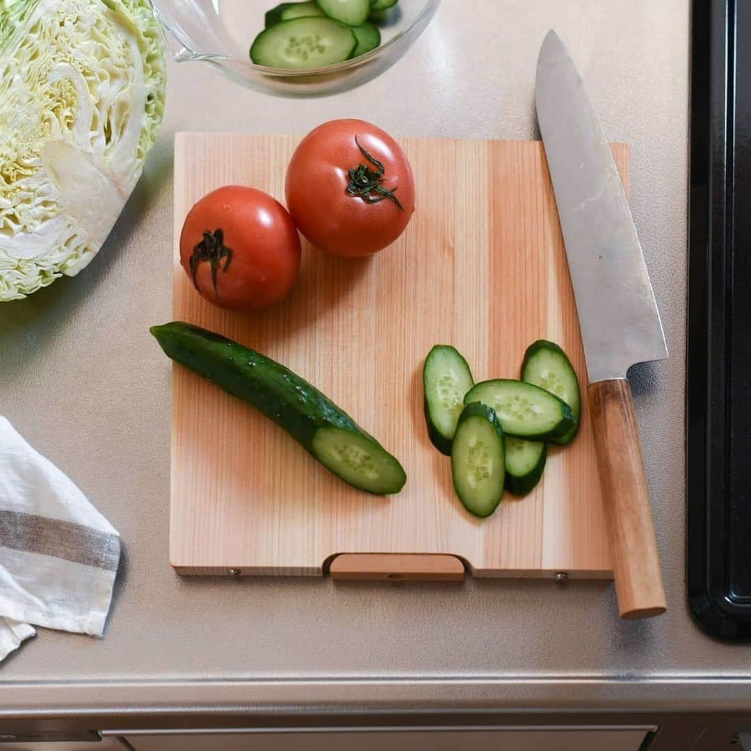 北欧、暮らしの道具店さんのインスタグラム写真 - (北欧、暮らしの道具店Instagram)「料理中の使い勝手ばつぐん！自立する「ひのきのまな板」が入荷しました◎ - - - - - - - - - - - - . キッチンの作業台が狭くて、 まな板を広げておくと 次の作業ができない......！ そんなときに便利な、 スタンド付きまな板が入荷しました◎  つまみをくいっと90度回転させれば、 しっかりと自立してくれるんです。  包丁のあたりも優しく、 心地よいひのきの香り。  まな板自体に魚やお肉の 匂いがつくのも防いでくれますよ。 . - - - - - - - - - - - - ひのきのまな板・スタンド付き/レギュラー・スクエア . ▶ こちらのアイテムを詳しく知りたい方は「写真内のタグをタップ！」してみてください♪ . ▶︎ プロフィールのリンクからも、お値段・サイズなど詳しい情報をご覧いただけますよ。→@hokuoh_kurashi ・ #kitchen#kitchendesign#kitchenware#tableware#cuttingboard#ひのき#まな板#料理#食卓#和食#洋食#暮らしのこと#キッチンウェア#キッチン#キッチン雑貨#シンプル#シンプルライフ#シンプルデザイン#暮らしを楽しむ#日々の暮らし#北欧#暮らし#北欧暮らしの道具店」1月14日 18時04分 - hokuoh_kurashi