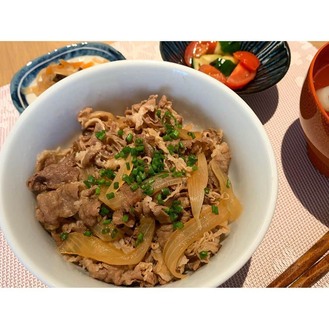 真野恵里菜さんのインスタグラム写真 - (真野恵里菜Instagram)「#牛丼 牛の薄切りが手に入ったので🤤✨ 牛丼はつゆだくが好き！ #いつかの昼食 #海外暮らし」1月14日 18時14分 - erinamano_official