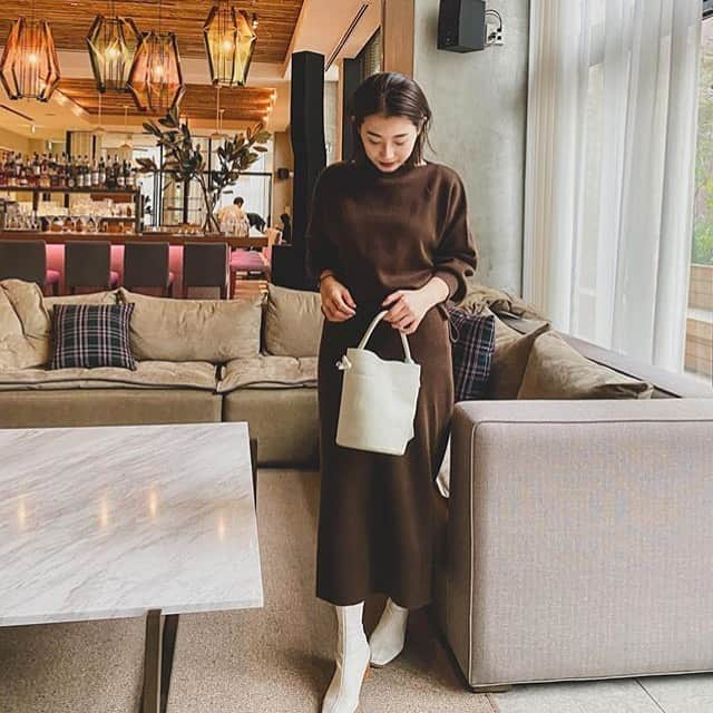 ur'sさんのインスタグラム写真 - (ur'sInstagram)「. . 【 style share 】 ミラノリブニットセットアップ 品番:BQXU0216 ¥5,990+tax . @kitsumai 様、素敵なコーディネートありがとうございます！ 高い伸縮性と保温性を併せ持つ、ミラノリブを使用したニットセットアップ🧡 上品なデザインでオンとオフの使い分けができ、デイリーに使いやすいのもポイントです✨ . ＼ ご好評につき期間延長！ ／ 1/17(金)10:59まで期間限定TIME SALEでお得にお買い求めいただけます💐 . STYLE SHARE 募集中！ ハッシュタグは『#urs_styling』 素敵な着こなしは、紹介させて頂くことがあります。 . #urs_official #ユアーズ #レディース #fashion #コーディネート #ミラノリブニット #セットアップ #ニット . . #Repost @kitsumai ・・・ ニットのセットアップ。 スカートは、後ろにスリットも入ってて可愛い☺️🧡 ・ バックとブーツは、白で揃えた #urs_official #alanhills #urs_styling #ユアーズ #ミラノリブニットセットアップ」1月14日 18時09分 - urs_official