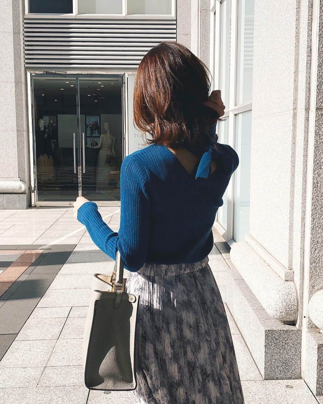 石黒美帆のインスタグラム：「* モノトーンばかり着てしまうので 鮮やかなブルートップスを投入💙 後ろのリボンが可愛いです◡̈ * * tops#drwcys skirt#eimyistoire  bag#FENDI * * #fashion#fashionstyle#fashiongram#outfit#ootd#ファッション#ドロシーズ#フェンディ#ピーカブー#シンプルコーデ#冬コーデ#プリーツスカート#パイソン柄」