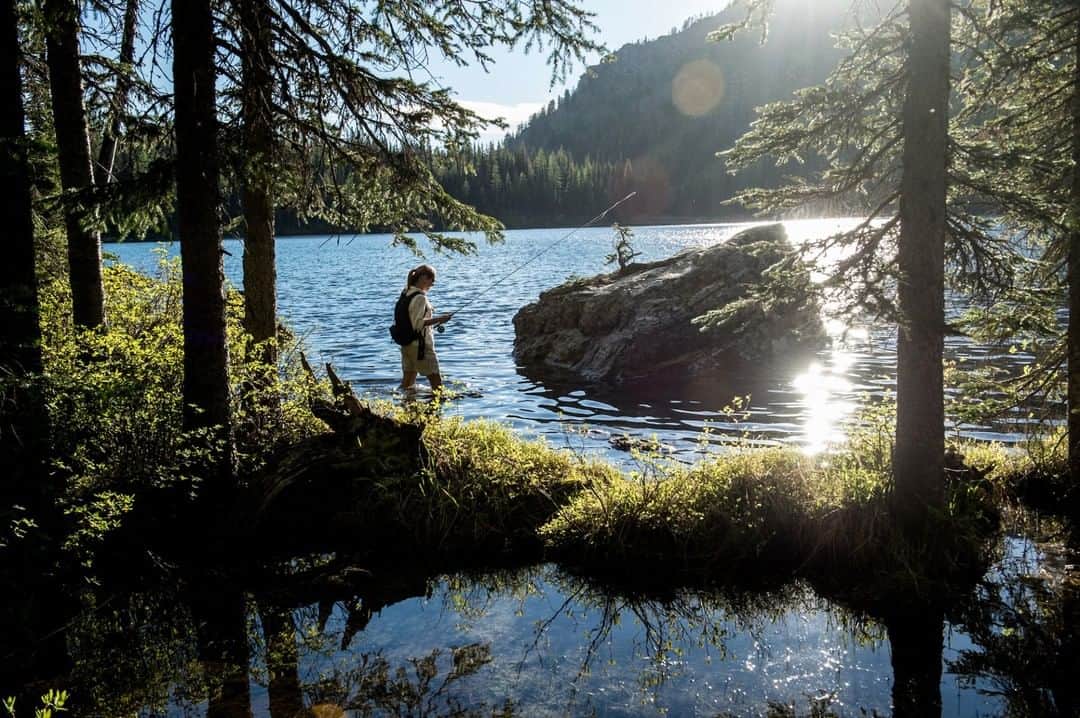 National Geographic Travelさんのインスタグラム写真 - (National Geographic TravelInstagram)「Photo by @amivitale | A Montana resident spends a weekend fly-fishing at one of the many hidden lakes outside of Glacier National Park (@glaciernps). I was there on a llama trek, one of the many activities available in remote parts of Montana.  Follow @amivitale for more photos of fascinating creatures and stunning locations. @nationalparkservice @natgeoimagecollection @thephotosociety #montana #fishing #lakes #nationalparks #trekking」1月14日 18時09分 - natgeotravel
