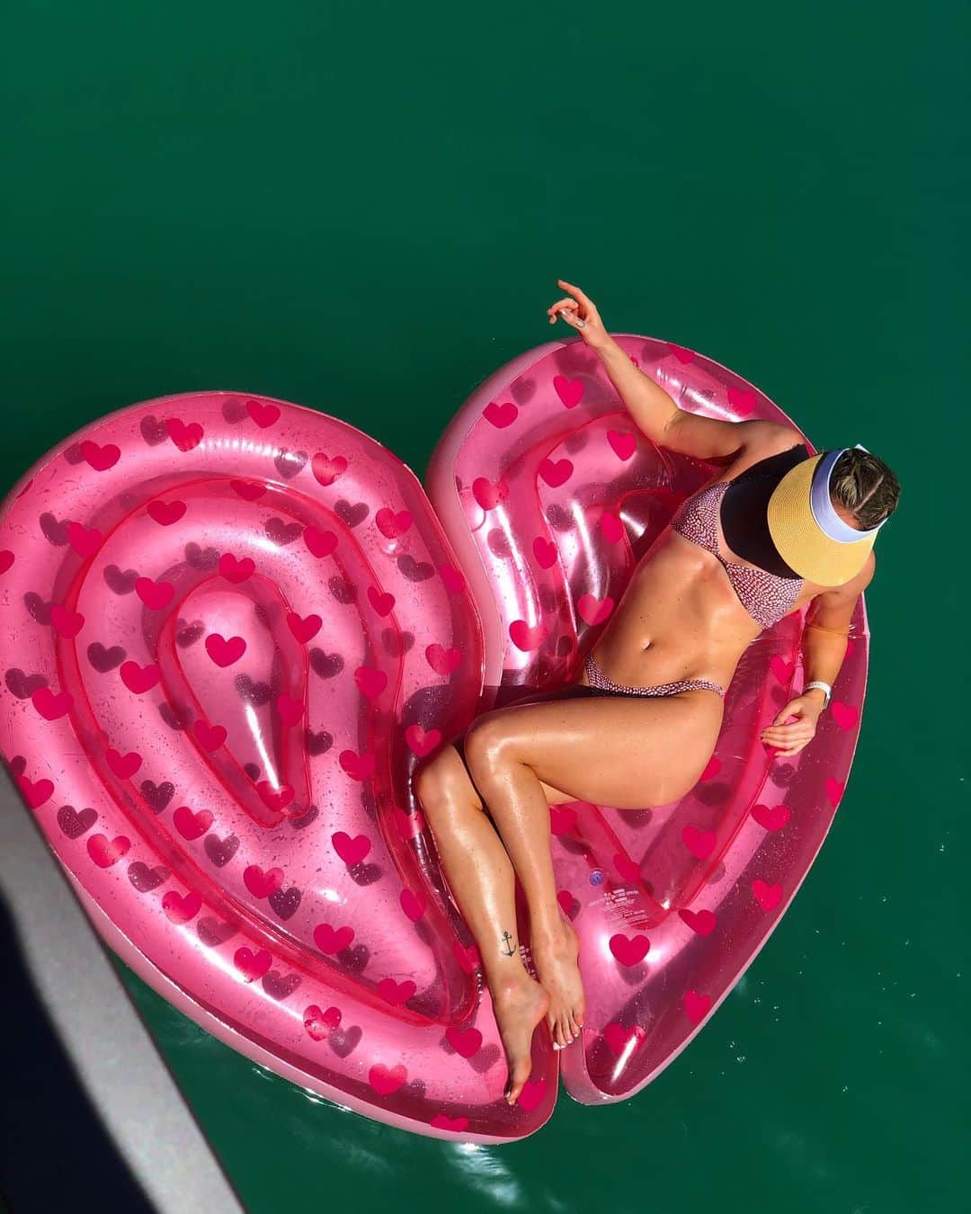 エミリー・シーボームのインスタグラム：「When my heart was floating around Fiji.  #fiji #heart #sunnylife #islandvibes #fijitime」