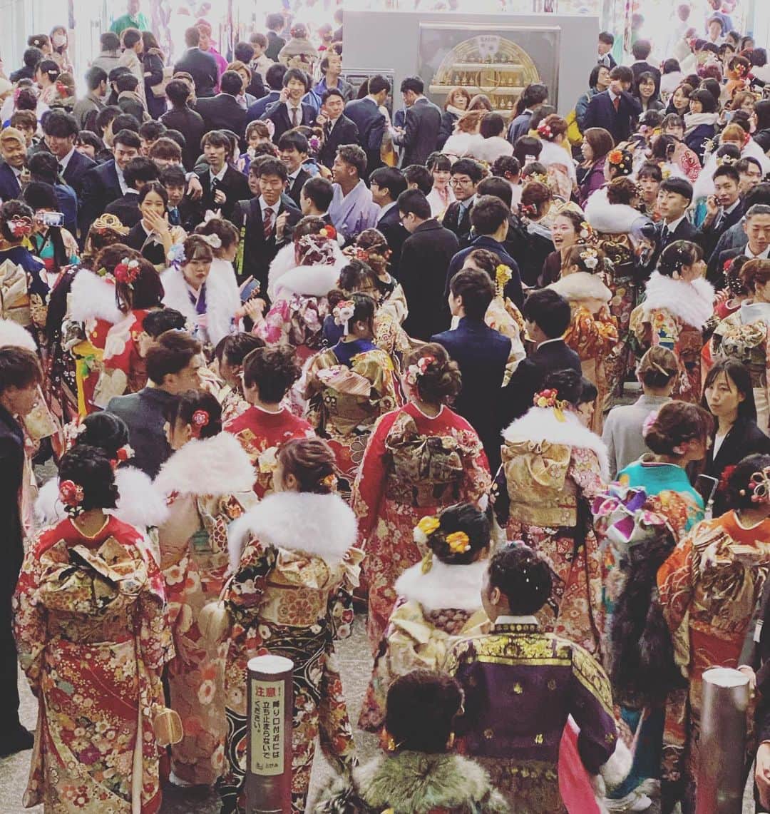牛窪万里子さんのインスタグラム写真 - (牛窪万里子Instagram)「昨日は東京都北区成人式の司会でした。  今年で5年目になりますが、毎年フレッシュな新成人の方々を迎える度に、こちらも背筋がピンとする良い緊張感を感じてます！  これから沢山の経験を積んで社会で活躍して欲しいと応援する気持ちで務めさせて頂きました。  来年からは司会を弊社株式会社メリディアンプロモーションの玉木 彩香ちゃんにバトンタッチします。  成人式を迎えられた皆様、改めておめでとうございました！  #成人式 #おめでとう  #振袖  #美しい振袖姿 #華やかな会場  #司会 #アナウンサー #バトンタッチ #可愛い後輩  #よろしくお願いします  @ayaka.tamaki」1月14日 18時10分 - mariko_ushikubo