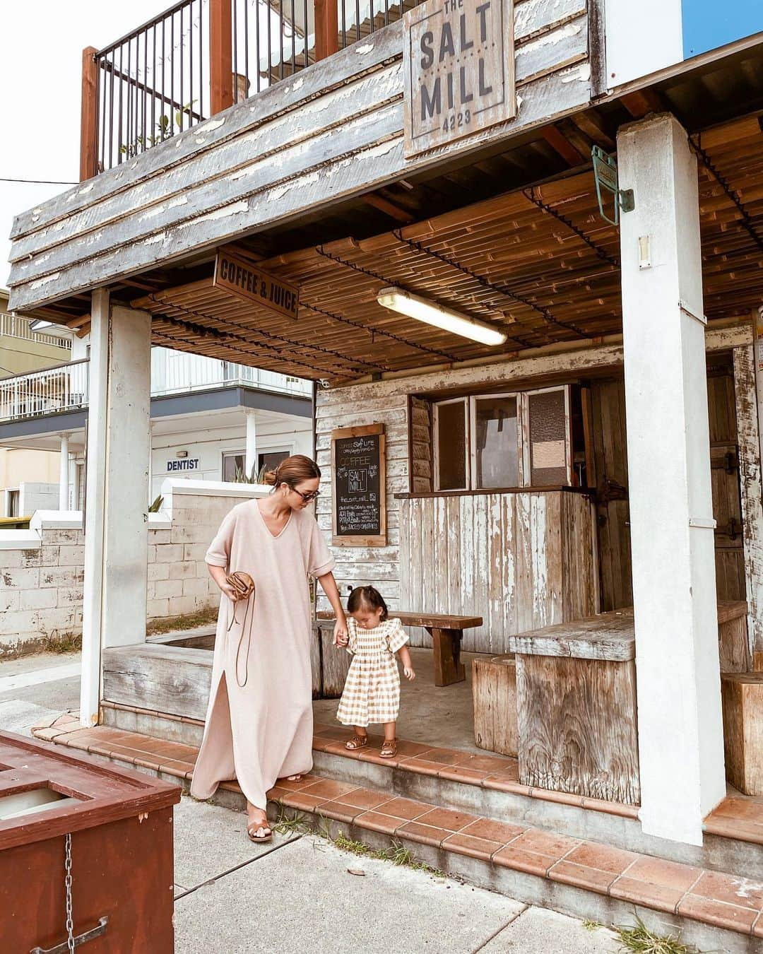 岡田美季さんのインスタグラム写真 - (岡田美季Instagram)「オーバーサイズで楽ちんでリゾートで水着の上からでも普段でも着やすいワンピースが欲しくて作ったの服💕 かわいくできて大満足💘 娘の服はzarakids！ ずっと存在忘れてた娘のお洋服買いすぎちゃうあるある💭 #fashion #ootd #coordinate #onepiece #room306contemporary #australia」1月14日 18時11分 - mikiokada0225