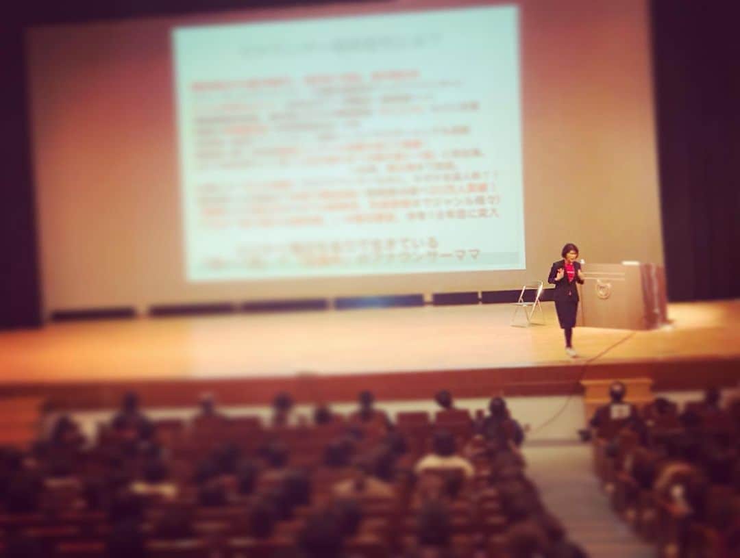 岡本安代さんのインスタグラム写真 - (岡本安代Instagram)「▶︎ありがとうございましたーー！ #枕崎市に参上ー！ #2020年講演会始め！ #会場の皆様、先生方が温か過ぎる件！ #お会い出来て嬉しいこと限りなし！ #校長先生ー！ #教頭先生ー！ 声をかけて頂き、ありがとうございました！ ご来場頂きました皆様、 ありがとうございました！ #リピーターの方もたくさんいらして下さって！！ ありがたやー。ありがたやー。 #神々様（読者様）もたくさん来て下さった！ #お会いできて感無量ーー！ #最後まで耳を傾けてくださり #ありがとうございました！ #ブログ絶賛更新中！ #走り続ける岡本家 #５人の子育てママウンサー #岡本安代」1月14日 18時23分 - okamoto.yasuyo