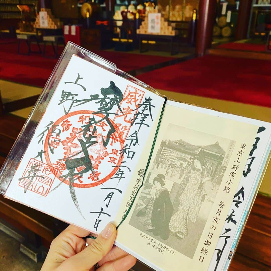 Hiroe Hiranoさんのインスタグラム写真 - (Hiroe HiranoInstagram)「御徒町でふらっと立ち寄ったお寺へ。﻿400年前に建てられたそう。 ﻿ ネズミの年🐭『子』。 『子』という字は、『了』と『一』から成り立ち。﻿ 終わりと、始まる『始末』の意味を持つらしい。 2020年は、新たな章の切り替わり。﻿ ﻿ 実は、この週末誰もが知る﻿ 世界的なクリエイターさんや﻿ ハリウッド俳優の方々とのご縁で東京巡り。﻿ 好きなことが同じだったり、﻿ 想いのある共通点があったり、﻿ 似ている人達が一気に横つながりに﻿ コネクトするんだなーぁと。﻿ ﻿ 日本の歴史スポットやトレンドの場所など巡ってます。 海外チームだから、私も日本で新たな発見がいっぱい❣️ 教えてもらえる事が沢山ある。  ここ数日間で私が夢見たことがまた現実に。﻿ ご縁に感謝ですな。﻿ これからの未来へ楽しみが増え、﻿ 忘れられない日に✨﻿ ﻿ ミラクルなご縁は、﻿ ミラクルな出来事を創ってくれるんだね。﻿ 今ココ日本にいることに意味を感じている🇯🇵﻿ ﻿ きっとそれは、日頃からここまで準備してきたからかな。 今年は今まで登ってきた階段とまた違う﻿ 新たな自分への階段を登ることになりそう。﻿ ﻿ まずは、英語レッスンと身体トレーニング☺️ ﻿ 写真は、東京の夜景を見ながら背中に針とお灸してます✨😂﻿ちなみに最近はノーファンデです。 セラプルとチークとハイライター❣️#nofilter ﻿ 2020年どんな年になるだろう。﻿ 素敵な年にするのも自分次第だ。﻿ ﻿ さー、みなさん。﻿ 人生いろんな事がありますが。﻿ 自らの人生ドラマチックに生きよう❣️﻿ ﻿ #life #thisisyourlife  #goodpeoplegoodtime ﻿ #Japan #tokyo #miracle」1月14日 18時18分 - hiroe_hirano