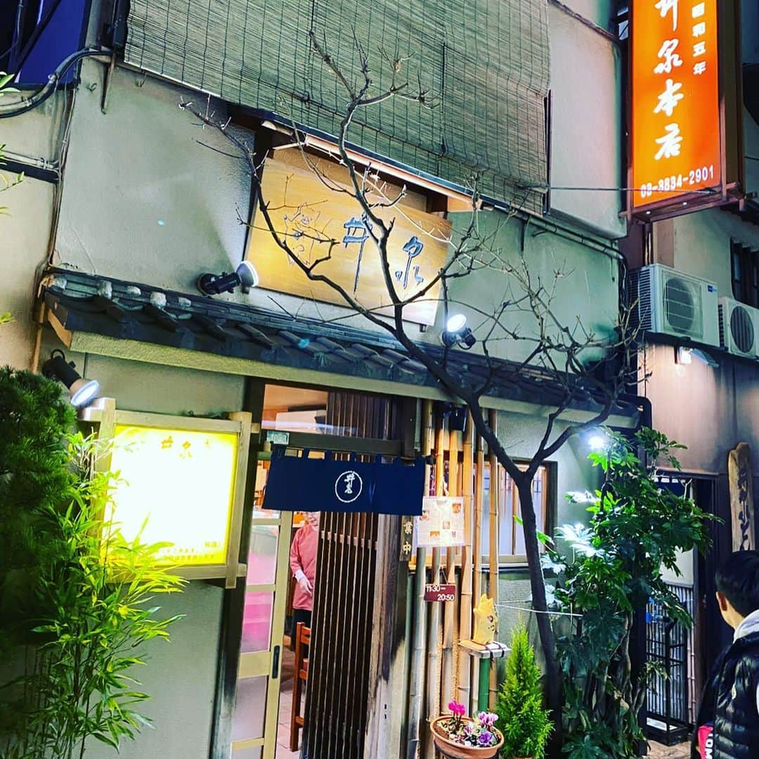 Hiroe Hiranoさんのインスタグラム写真 - (Hiroe HiranoInstagram)「御徒町でふらっと立ち寄ったお寺へ。﻿400年前に建てられたそう。 ﻿ ネズミの年🐭『子』。 『子』という字は、『了』と『一』から成り立ち。﻿ 終わりと、始まる『始末』の意味を持つらしい。 2020年は、新たな章の切り替わり。﻿ ﻿ 実は、この週末誰もが知る﻿ 世界的なクリエイターさんや﻿ ハリウッド俳優の方々とのご縁で東京巡り。﻿ 好きなことが同じだったり、﻿ 想いのある共通点があったり、﻿ 似ている人達が一気に横つながりに﻿ コネクトするんだなーぁと。﻿ ﻿ 日本の歴史スポットやトレンドの場所など巡ってます。 海外チームだから、私も日本で新たな発見がいっぱい❣️ 教えてもらえる事が沢山ある。  ここ数日間で私が夢見たことがまた現実に。﻿ ご縁に感謝ですな。﻿ これからの未来へ楽しみが増え、﻿ 忘れられない日に✨﻿ ﻿ ミラクルなご縁は、﻿ ミラクルな出来事を創ってくれるんだね。﻿ 今ココ日本にいることに意味を感じている🇯🇵﻿ ﻿ きっとそれは、日頃からここまで準備してきたからかな。 今年は今まで登ってきた階段とまた違う﻿ 新たな自分への階段を登ることになりそう。﻿ ﻿ まずは、英語レッスンと身体トレーニング☺️ ﻿ 写真は、東京の夜景を見ながら背中に針とお灸してます✨😂﻿ちなみに最近はノーファンデです。 セラプルとチークとハイライター❣️#nofilter ﻿ 2020年どんな年になるだろう。﻿ 素敵な年にするのも自分次第だ。﻿ ﻿ さー、みなさん。﻿ 人生いろんな事がありますが。﻿ 自らの人生ドラマチックに生きよう❣️﻿ ﻿ #life #thisisyourlife  #goodpeoplegoodtime ﻿ #Japan #tokyo #miracle」1月14日 18時18分 - hiroe_hirano