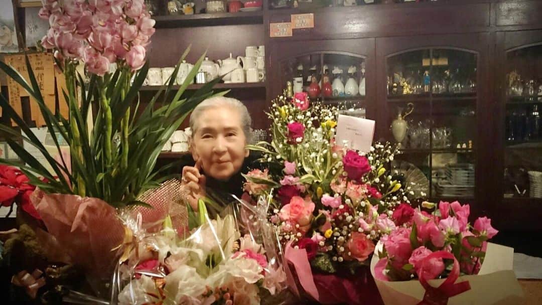 川崎麻世さんのインスタグラム写真 - (川崎麻世Instagram)「母の85歳の誕生日にファンの皆様から沢山のお花ありがとうございました💐 13歳から離れて暮らす母がまだ元気でいてくれるだけで感謝です。 世の中には確実なものはひとつしかない、それは誰でも一人の母親から生まれて誰でも確実に死を迎える時が来るということです。 この世に生まれて来た事に感謝しつつ、親孝行できる内は惜しみなくさせて頂きます。」1月14日 18時19分 - mayokawasaki