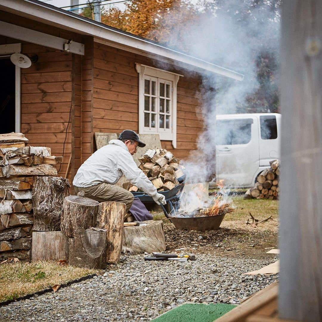 BESSの家さんのインスタグラム写真 - (BESSの家Instagram)「「移住する前はのんびり生活するくらいのつもりで、やりたいことも特にないなあと思っていたのですが、実際住み始めるとやりたいことがたくさんあって、本当に忙しいですね（笑）」 . https://www.bess.jp/ .	 #BESSの家 #住むより楽しむBESSの家 #住むより楽しむ #スローライフ #Gログ #三角屋根 #木の家 #ログハウス #BESSオーナーの暮らし #BESSユーザーの暮らし #LOGWAY #梺ぐらし #暮らし #暮らしを楽しむ #自然とつながる暮らし #移住」1月14日 18時22分 - bess_slowlife