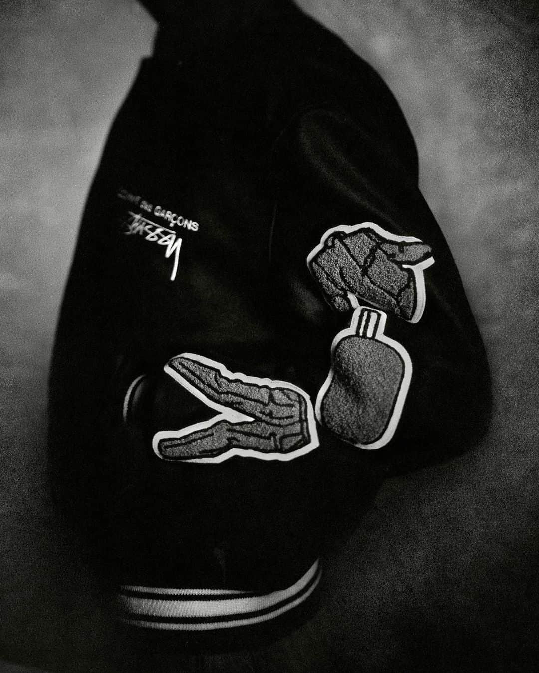 HYPEBEASTさんのインスタグラム写真 - (HYPEBEASTInstagram)「@hypebeaststyle: @stussy has enlisted @commedesgarcons for its very first 40th-anniversary release. Revisiting its signature Varsity Jacket silhouette, the limited co-branded piece features a black Melton wool base accented by small chenille patches representing CDG items on the sleeves and a larger patch at the rear depicting the geometric Surf Guy holding a “CDG” surfboard. It’s set to release at Stüssy Chapter Stores, Dover Street Market locations, CDG brand stores and online on January 15.⁠⠀ Photo: @marklebon7」1月14日 18時31分 - hypebeast