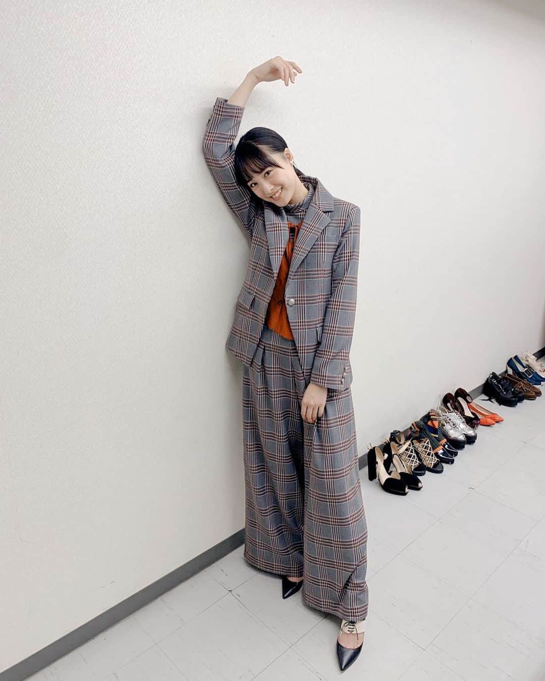 大友花恋さんのインスタグラム写真 - (大友花恋Instagram)「そして、今夜の「教えてもらう　前と後」に出演します！ ぜひ、ご覧ください！ #後ろにある靴の多さ👠 #いつも素敵なお衣装で溢れています」1月14日 18時32分 - karen_otomo