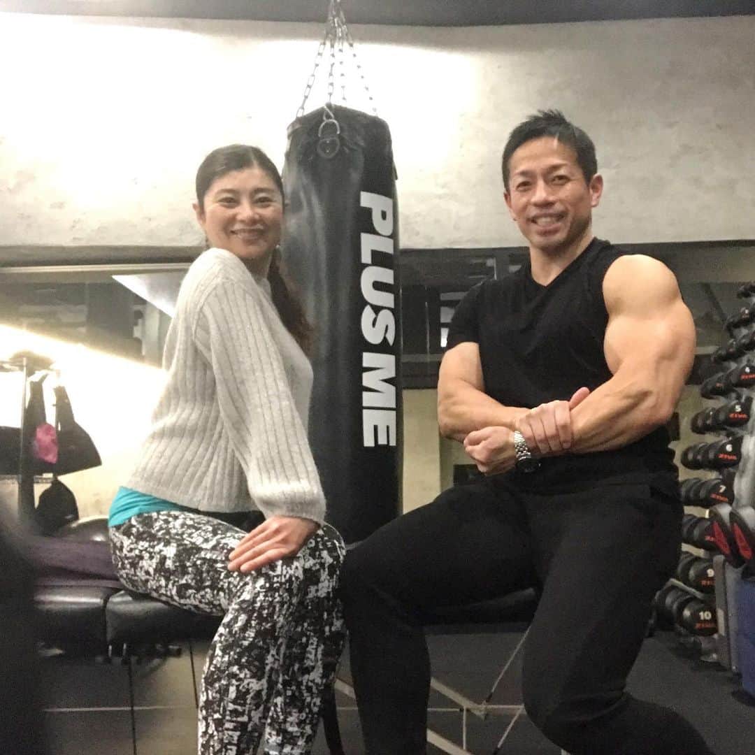 間々田佳子のインスタグラム：「岡田先生の西麻布のパーソナルジム #plusme  初見学✨ ゴージャス💪💪💪 #バズーカ岡田 先生 #骨格筋評論家  #間々田佳子 #表情筋研究家」