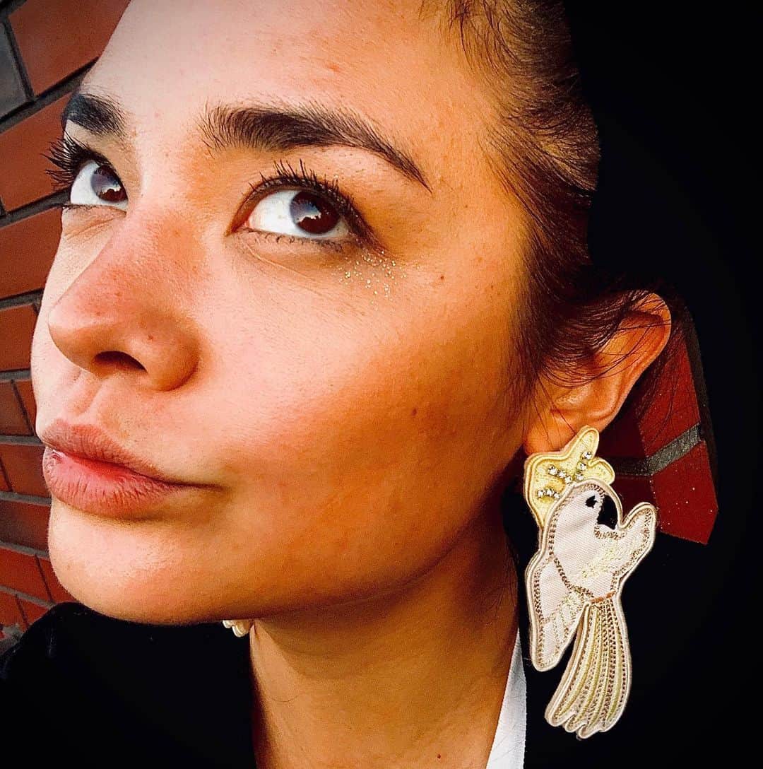 加賀美セイラのインスタグラム：「#New pair of #Earrings from my #sister #present 🥰🥰 #WhiteBird #LoveIt ♥️♥️♥️」