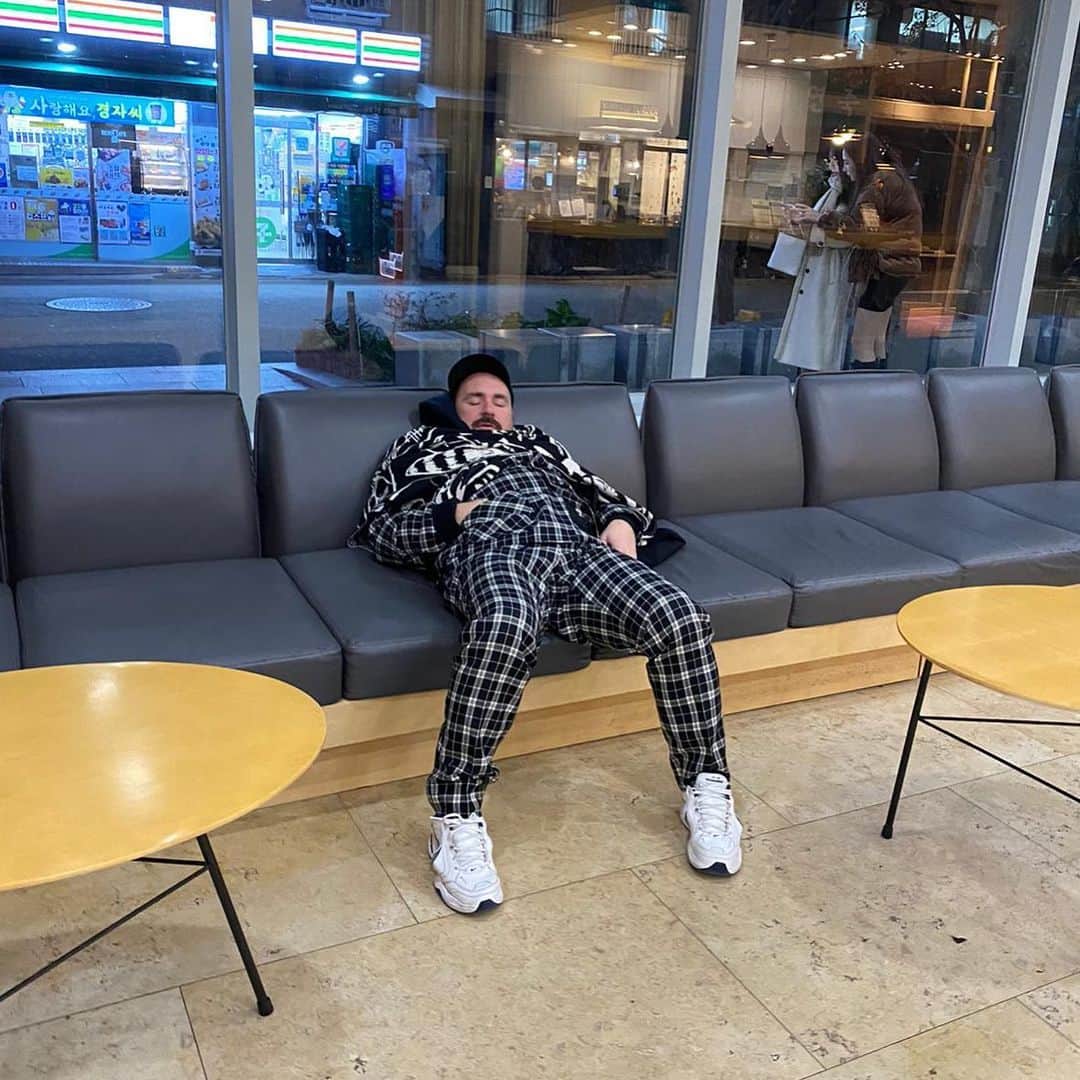 ジャンポールレスパナールのインスタグラム：「. Me at every occasion I can take a 15 min nap #🛏 #😂」