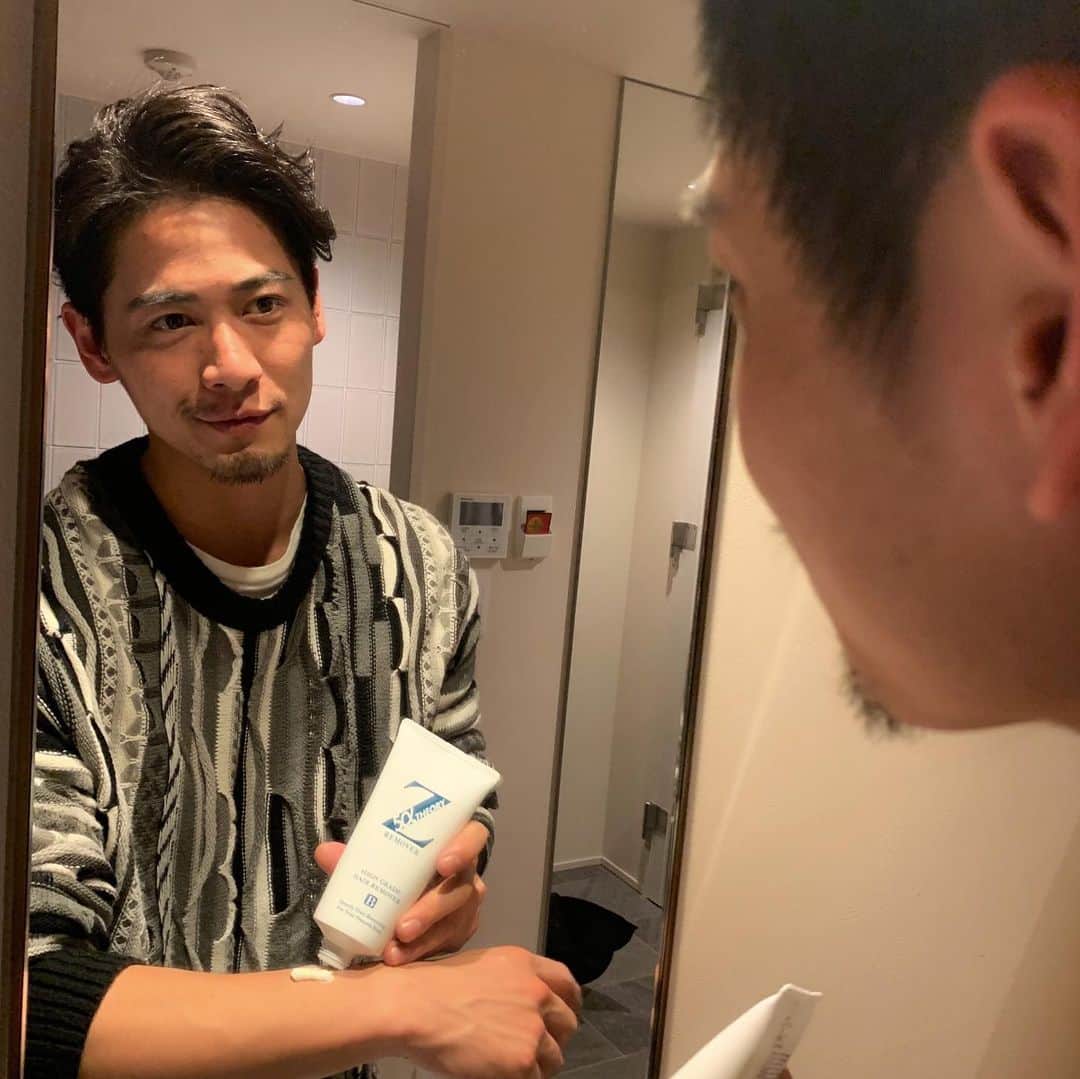 土屋光太朗のインスタグラム：「ここ最近 男性でも毛を気にする人が増えてきた印象。 腕毛とか足毛とかは特に多い。少し前から使ってる　@zerofactor_ の除毛クリームは珍しい男性用除毛剤だから1発でかなりツルツルになるし何日かは生えてこない！脱毛サロンに比べてコスパ良し。  #Zリムーバー　#除毛クリーム　#ムダ毛　#除毛　#ボディケア　#ツルスベ肌　#PR」