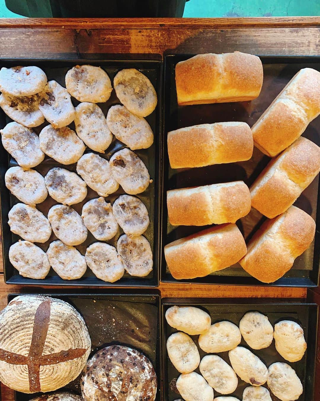 山野ゆりのインスタグラム：「PARCOのお仕事で行った調布のパン屋さんAOSANのパン達。初めて食べた食パンの美味しさに感激しました🥺💜この日は調布付近のパン屋んを巡ったのですが詳しくはパルコ公式アプリ「POCKET PARCO」に載ってるので是非チェックしてみて下さい✨  #パン#tokyo#parco#pocketparco#aosan#🍞#🥖#🥐#🥪」