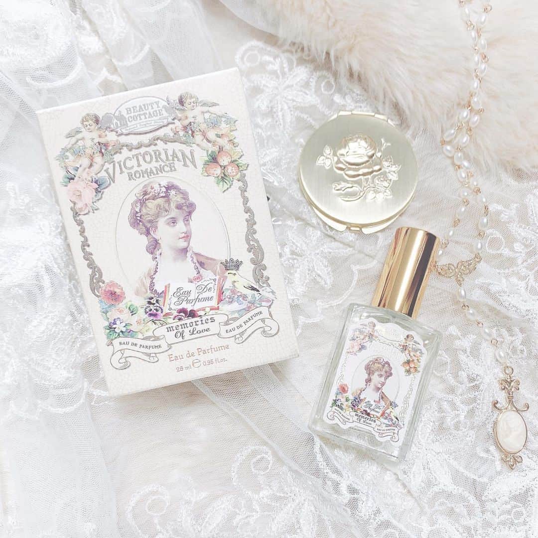 のインスタグラム：「パケ買い必須の香水♡ ﻿  #beautycottage の香水がおしゃれでかわいすぎる♡﻿ ﻿ パッケージがかわいいと使うたびときめきそう💌﻿ インテリアとしてお部屋に飾っておくのもおすすめです◎﻿ ﻿ ﻿ ﻿ ﻿ ﻿ ﻿ ﻿ ﻿ ﻿ ﻿ ﻿ @beautycottage_japan ﻿ #laurierpress_cosme﻿ ﻿ ﻿ ﻿ ﻿ ﻿ Thank you♡﻿ ﻿ @r__r__rira ﻿ ﻿ ﻿ ﻿ ﻿ ﻿ ﻿ ﻿ ﻿ ﻿ ﻿ ﻿ ﻿ ﻿ ﻿ ﻿ ﻿ ﻿ ﻿ #ローリエプレス #香水 #海外コスメ #タイコスメ」