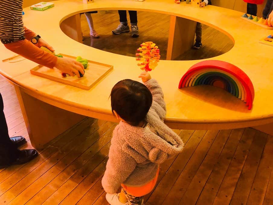 鈴木あきえさんのインスタグラム写真 - (鈴木あきえInstagram)「先日、 四谷三丁目にある #東京おもちゃ美術館 に 遊びに行きました😊  GOOD TOY SELECTIONルームがあって そのおもちゃでも遊ばせてもらえたり、  木のおもちゃルームもあって 1歳の息子も 大満喫しておりました😉✨✨ ちなみに GOOD TOYほんとGOODでした笑👍🏻 もともと学校だったのかな？ 校庭に 少し遊具もあって、 そこでも楽しそうにしておりました👶🏻💛 子連れにおすすめスポットたくさん行きたいと思ってて 色々探索中❣️ またナイスなところに出逢ったら こちらでも更新しますね😊😊😊 ✱ #息子 #1歳3ヶ月 #男の子 #男の子ママ #子連れおすすめスポットたくさん知りたい♡」1月14日 18時42分 - akiesuzuki0312