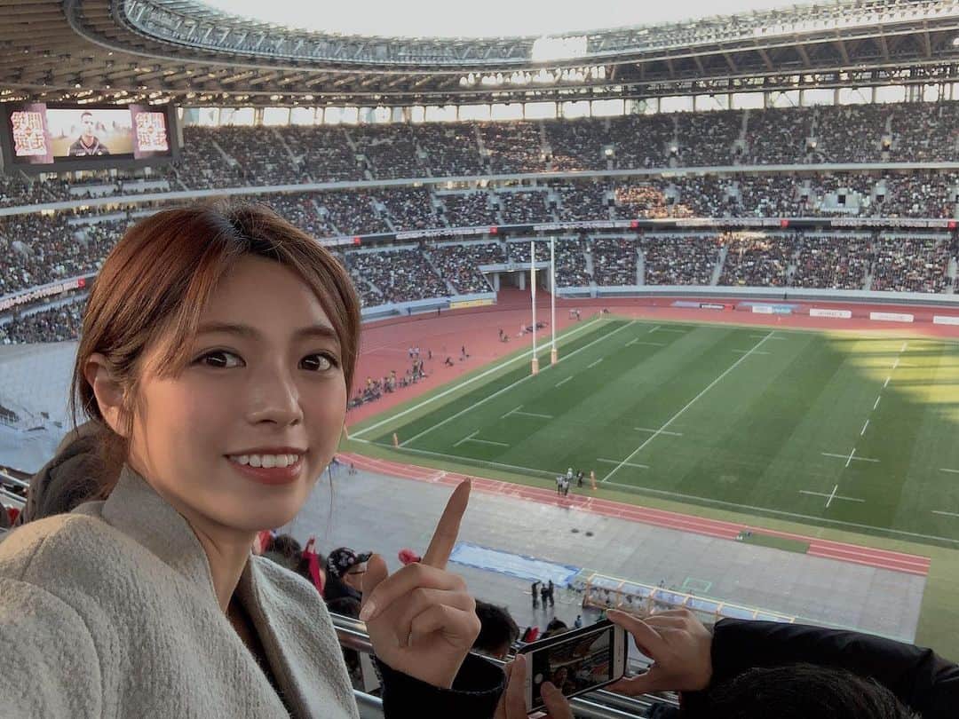 わちみなみのインスタグラム：「はじめての﻿ 国立競技場✨✨﻿ ﻿ 大学ラグビーをみてきました！﻿ 早稲田🆚明治﻿ 早稲田がキレキレでしたね、、﻿ 明治も後半奮闘してたけど﻿ 残念😭﻿ 明治大学出身ならではの楽しみ☀️☀️✨✨﻿ ﻿ トップリーグ開幕したから﻿ 観に行きたいな！﻿ ﻿ #国立競技場﻿ #大学ラグビー」