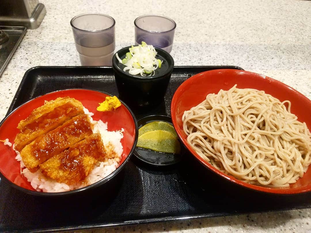 越中睦士さんのインスタグラム写真 - (越中睦士Instagram)「富士そばに行くと 必ず 蕎麦湯とお水の２個持ち  ありがとう富士そば  #富士そば」1月14日 18時47分 - makotokoshinaka