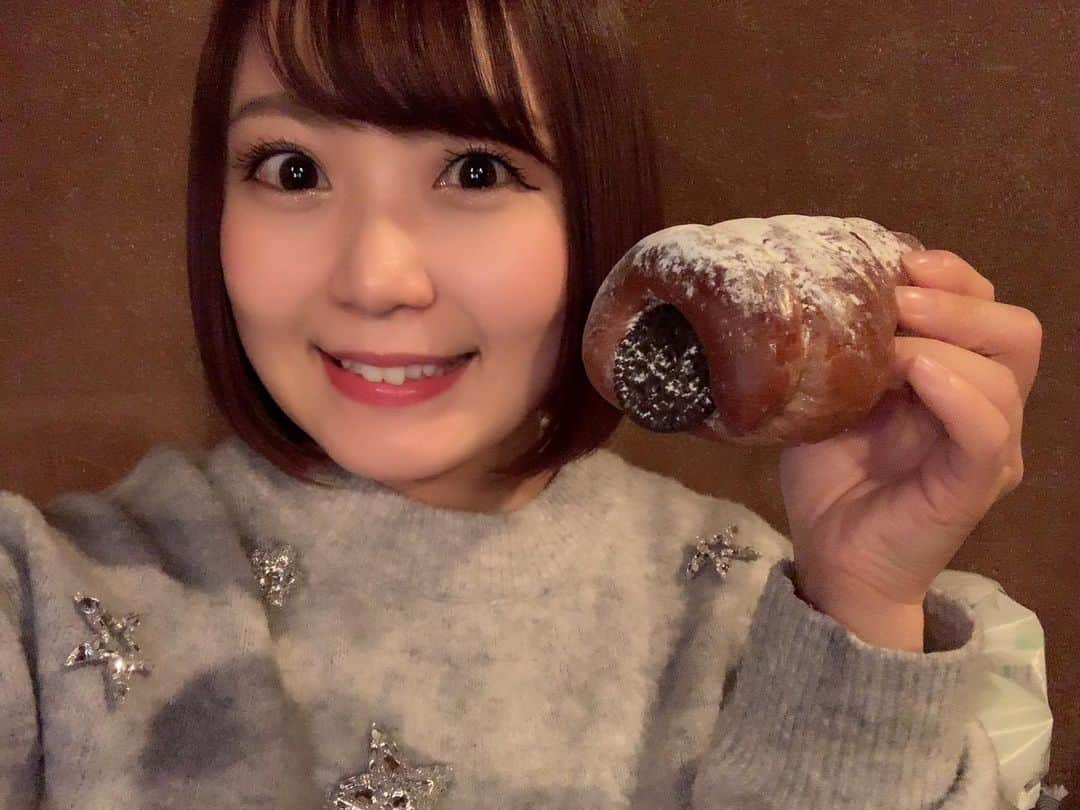 嶋梨夏さんのインスタグラム写真 - (嶋梨夏Instagram)「チョココロネが大大大好きなんですが、たっぷりのチョコクリームがオレオで蓋されてて最高でした😍✨✨✨ #舞台 #スティングガールズ #ザムザ阿佐ヶ谷 #1月19日まで #観に来てね #阿佐ヶ谷 #阿佐ヶ谷駅 #駅前 #パン屋さん #パン #チョココロネ #sweets #スイーツ女子 #アラサー女子 #甘党 #丸顔 #ショートボブ #ぷに子 #photooftheday #JAPAN #japanesesweets #japanesegirl #avex #avexmanagement #instagood #followme #極度の甘党 #ricashima #嶋梨夏」1月14日 18時48分 - shimarica_jp