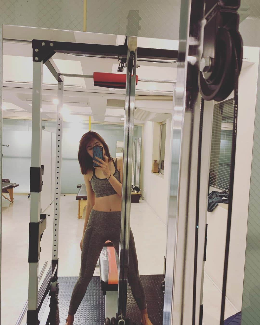 有末麻祐子さんのインスタグラム写真 - (有末麻祐子Instagram)「今年も @estretch.gym でトレーニングお世話になります！  なんせ本当に柔軟が無いので ストレッチを組み込んでメニューを作ってくれるestrechは今後も通い続けて、ちょっとでも身体を柔らかくする！ それと、骨格矯正。肩が内側に入りやすかったり腰が反り腰なので 色々矯正したい所が💥 頑張ります！ @_takedatoshiki_ のインスタも 為になる情報が沢山ですので是非！ 自宅でできるトレーニングもYouTubeにあがっているので 私も真似してやってるよ😏 @estretch.gym のプロフィールから飛んでみてねー」1月14日 18時58分 - mayukoarisue