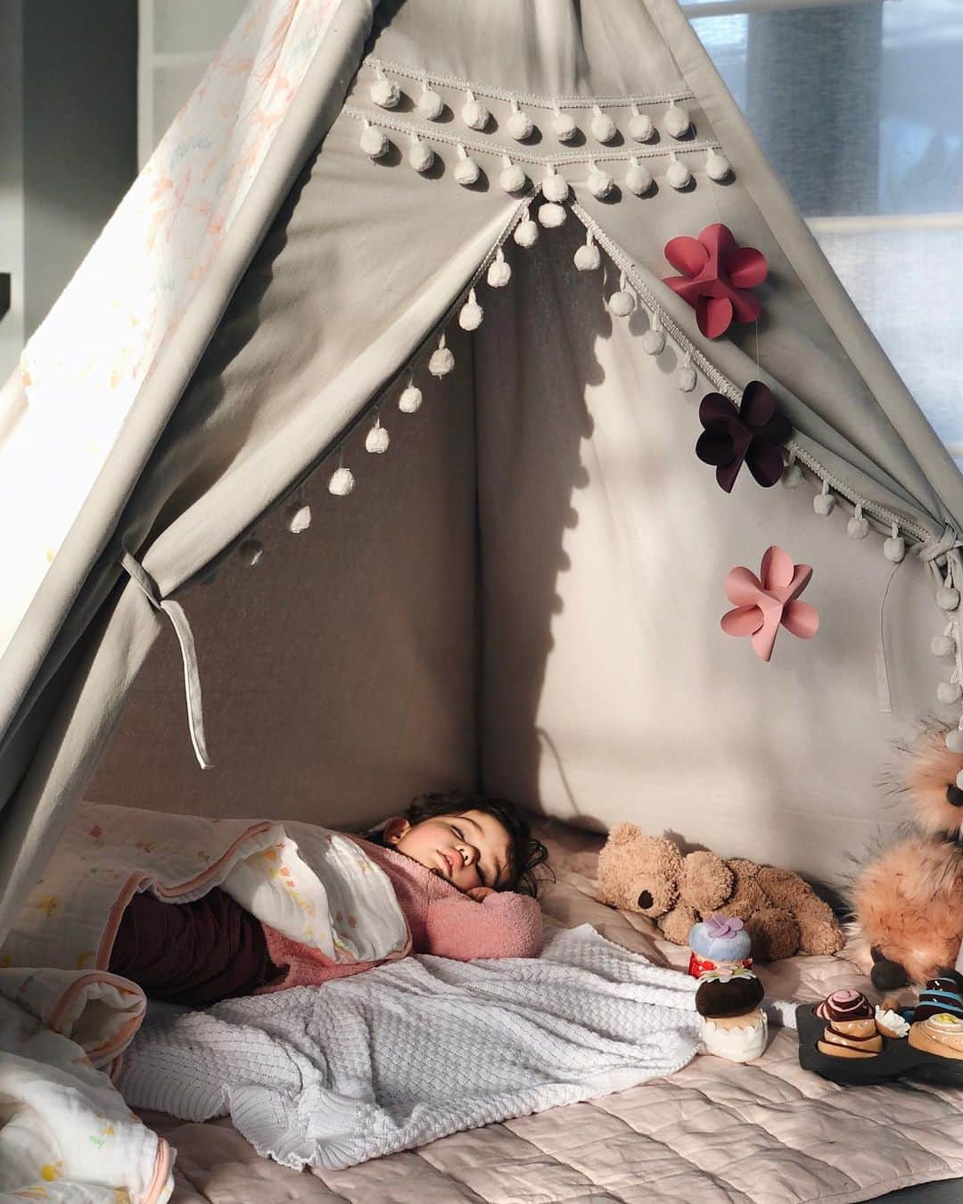 のインスタグラム：「Her battery ran out🔋 So she returned to her tent to charge! . . お気に入りの寝床♡ . . . #お昼寝 #naptime #キッズテント  #1yearold #22monthsold #1歳10ヶ月 #たれ目 #たれ眉  #miababyliving」
