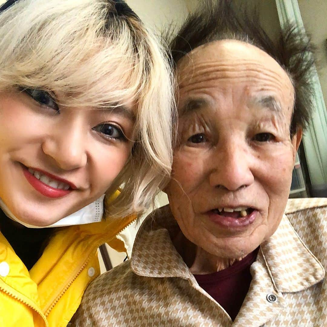 中川友里さんのインスタグラム写真 - (中川友里Instagram)「my lovely granpa❤️❤️❤️ @jiijipost ・ 今日はお風呂🛁の日とヘルパーさんたちとカラオケ🎤の日だったからタイミングわるく😏😒次は私とお寿司🍣とカラオケデートしようね😘😘😘 ・ もう人間世界やり残したことないわ〜とか言うから次のデートの約束3つくらいプランして約束ね！絶対ね！ってしてきたからデートするためにも、まだまだ長生きしてね☺️‼️‼️って念押ししてきた☺️🥚🕊💫 ・ 病は気から、やし、火事場の馬鹿力とか言うし、人間は精神力から生き長らえると思っている☺️❤️ ・ 食べるの大好きなおじいが今日はお昼ごはんあんま食べてなかったから心配だなー🥺❤️一緒にお寿司行きたかったて言われたけどヘルパーさんとこの後カラオケデート行くやん🥺💫って拗ねといた🥺🥺❤️ #てことで帰りにひとりカウンターお寿司した　#金沢まいもん寿司　#金沢駅 #おじい　#おじいちゃん　#92歳　#腎臓悪いから身体の水分排出出来なくて手が象足みたいにぱんぱんになってた　#早く治るといいね🥺　#ヘルパーさんたちとカラオケいいな #次またお寿司デートね #長生きしてね #私も東京帰って仕事頑張る💪」1月14日 18時52分 - darayunya