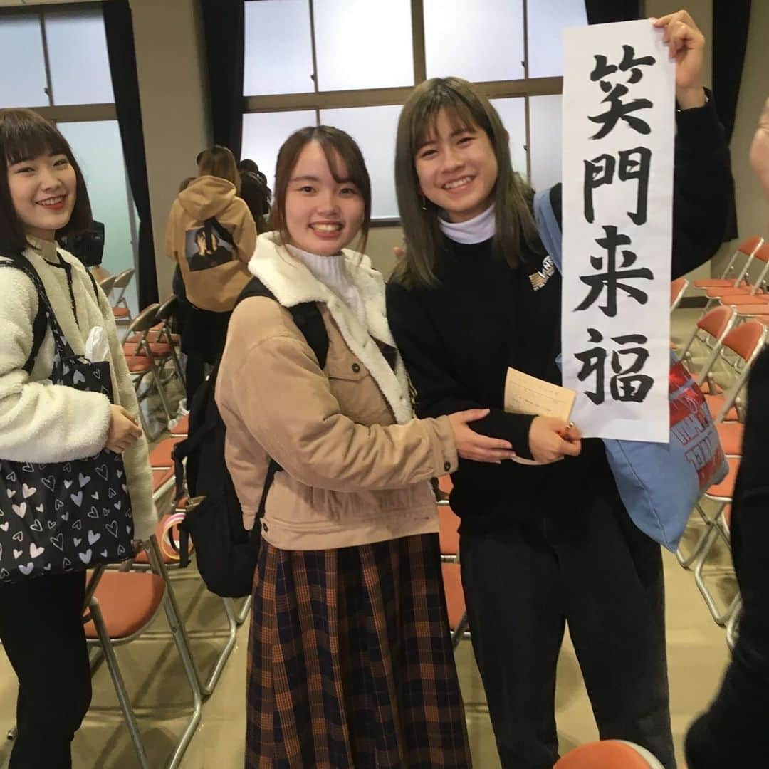 福岡女子短期大学さんのインスタグラム写真 - (福岡女子短期大学Instagram)「文化教養学科1年生「書道２🎀」にて書初めを行ったあとの写真🤳立派に書けていますね✨✨✨ . この投稿をご覧になって「いいね👍」「役に立った」と思われた方は、 @fukuoka_wjc をフォローをお願いします🥺 . ========[ お知らせ ]======== 福岡女子短期大学の資料（2020大学案内📕学生募集要項）を無料送付中です。本学ホームページ📲からお気軽に申し込みください🌟 ========================= . 子ども学科/健康栄養学科 音楽科/文化教養学科 . 福岡女子短期大学 住所：‪‪‪‪福岡県太宰府市五条四丁目16番‬1号‬‬‬ tel：‪‪‪092-922-4034‬‬‬（代表） . #福岡女子短期大学 #福女短 #文化教養学科 #福岡女子短期大学文化教養学科 #新年 #新春 #書初め #書き初め #書きぞめ #書き方 #書初め大会 #手本 #書道 #書 #習字 #毛筆 #japanesecalligrapher #calligraphy #calligrapher #書道家 #shodo #書法 #芸術  #教室 #女子力 #美しい字 #綺麗な字 #女子大生 #書道好きな人と繋がりたい  #手書きツイート」1月14日 19時00分 - fukuoka_wjc