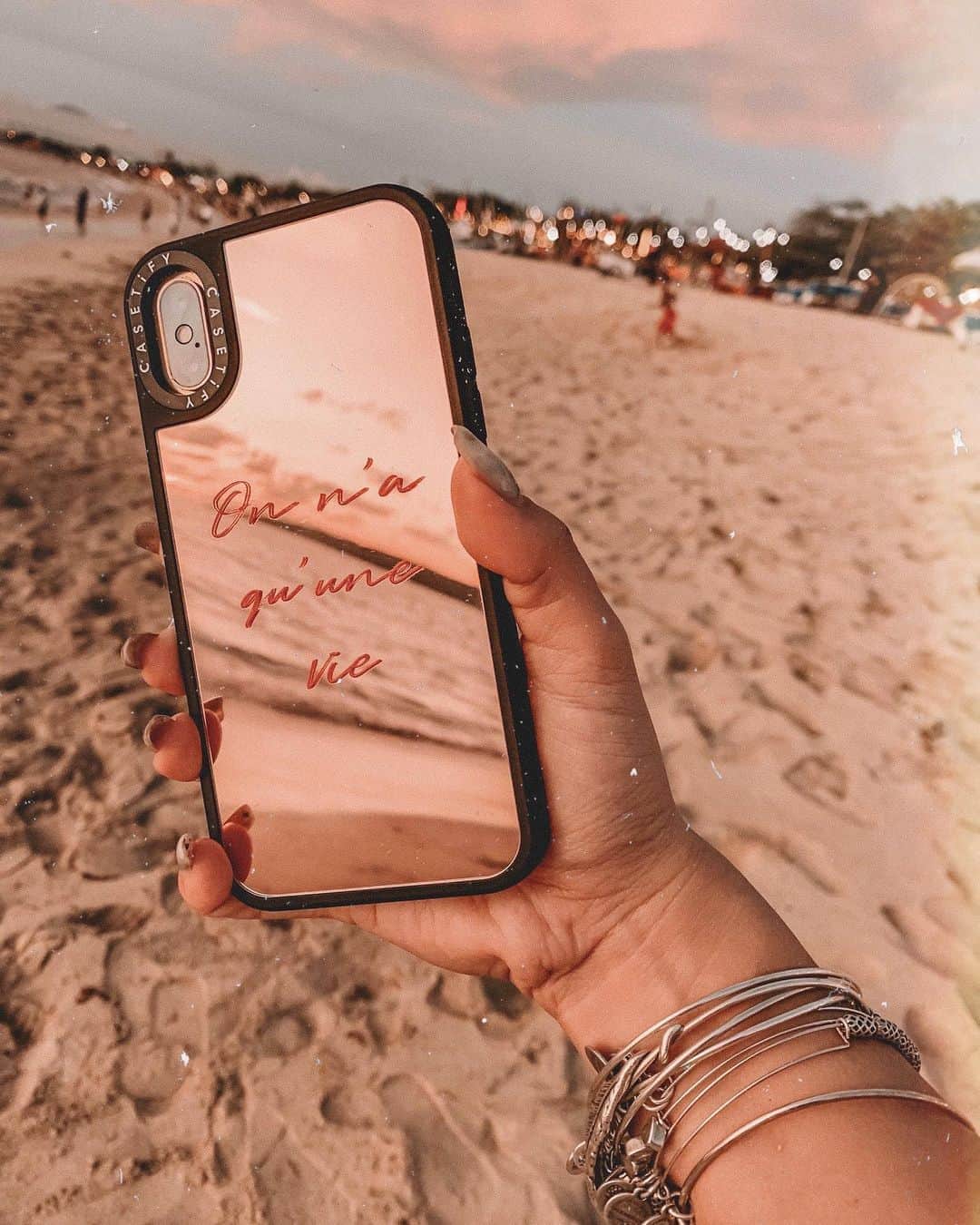 ✷kana✷のインスタグラム：「🆕iPhoneケース♡ . . @casetify_jp  @casetify  のずっと愛用しててもう何個目かな♡ 〝On n'a qu'une vie” 人生は一度きり　みたいな意味の フランス語入れてみたの😆笑 . ブロンズのミラー越しにも綺麗な baliのピンクのお空💗 . . #CASETiFY#casetifyミラーケース#StateYourCase」