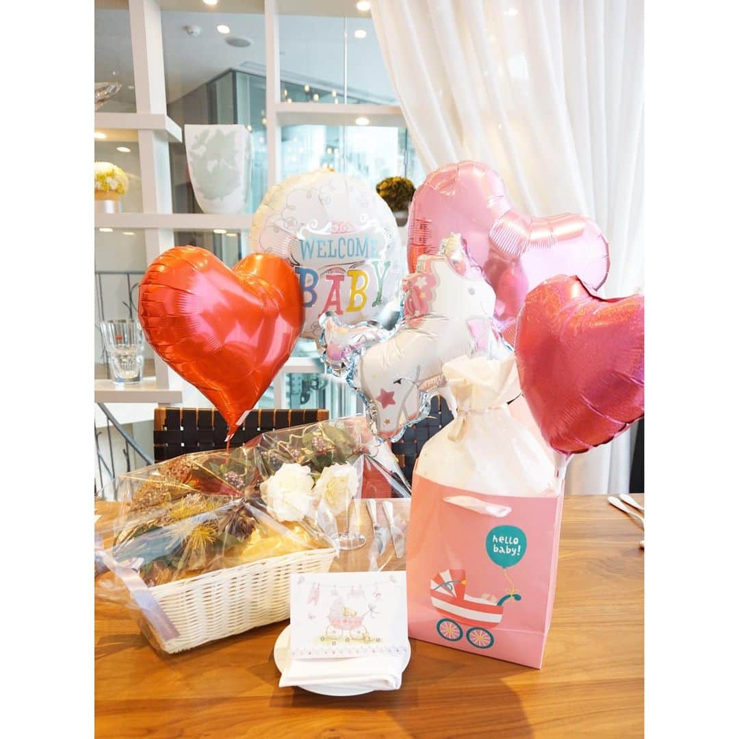玉村 麻衣子さんのインスタグラム写真 - (玉村 麻衣子Instagram)「🐣baby shower🍼✨ . 大好きな友人との新年会…サプライズでベビーシャワーをしてもらいました^ ^ お店に着いた瞬間に鮮やかなバルーンやおむつケーキが目に飛び込んできて、息をするのを忘れるくらい感情が高ぶりました。 . お洒落過ぎるおむつケーキはりっちゃんの手作り。このままインテリアとして飾っておきたいくらい！ こんな素敵なベビーシャワーを企画してくれた友人に心から感謝…嬉しくて嬉しくて、家で何度もメッセージカードやおむつケーキを眺めています😊✨ . 予定日まで着々とカウントダウンがはじまっている今日このごろ。 胎動が激しくて、毎日みぞおち付近をボッコンボッコン蹴られていますw . . #おかめ会 #tama__life #ベビーシャワー#babyshower #妊娠9ヶ月#マタニティ#マタニティー」1月14日 19時03分 - maiko_tamamura