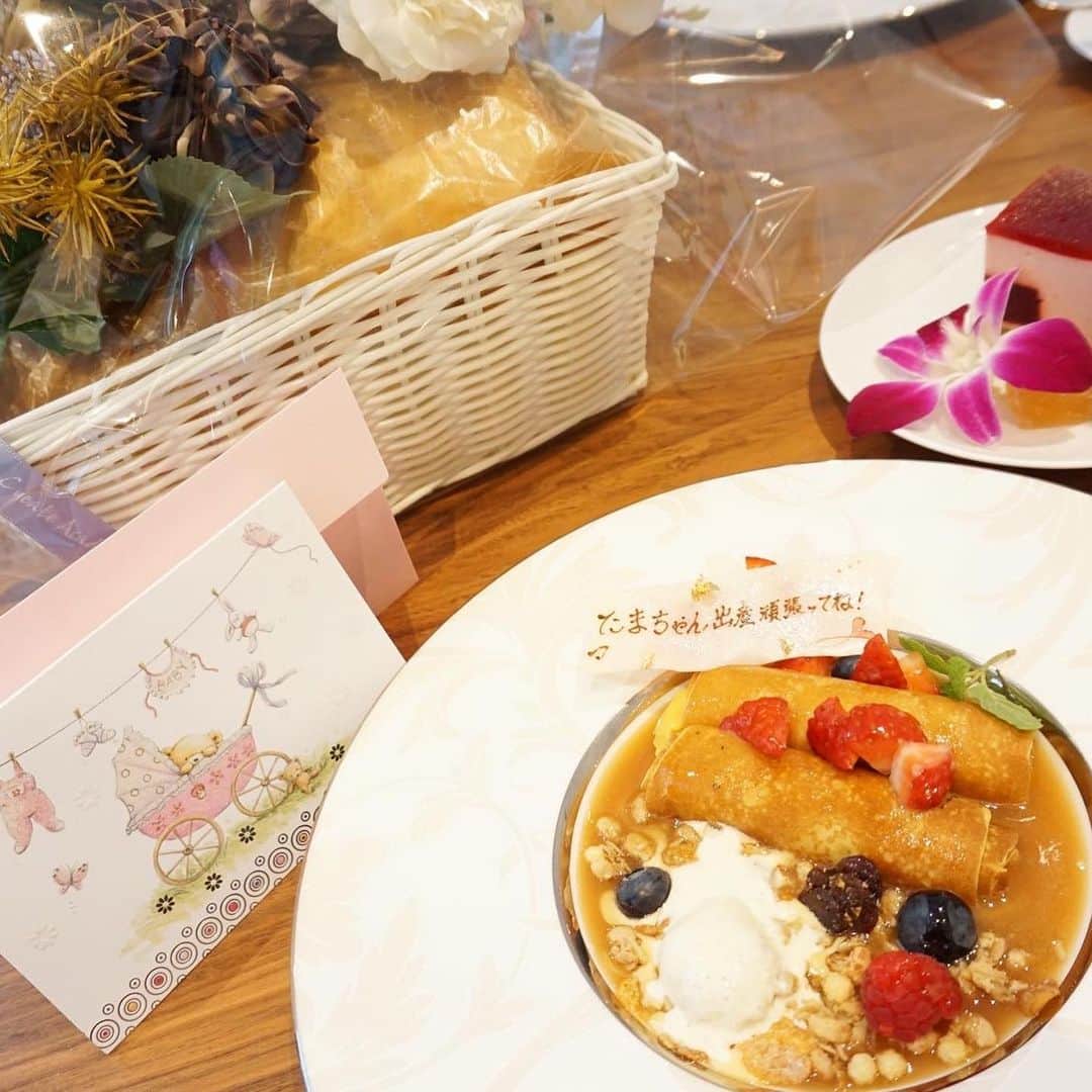 玉村 麻衣子さんのインスタグラム写真 - (玉村 麻衣子Instagram)「🐣baby shower🍼✨ . 大好きな友人との新年会…サプライズでベビーシャワーをしてもらいました^ ^ お店に着いた瞬間に鮮やかなバルーンやおむつケーキが目に飛び込んできて、息をするのを忘れるくらい感情が高ぶりました。 . お洒落過ぎるおむつケーキはりっちゃんの手作り。このままインテリアとして飾っておきたいくらい！ こんな素敵なベビーシャワーを企画してくれた友人に心から感謝…嬉しくて嬉しくて、家で何度もメッセージカードやおむつケーキを眺めています😊✨ . 予定日まで着々とカウントダウンがはじまっている今日このごろ。 胎動が激しくて、毎日みぞおち付近をボッコンボッコン蹴られていますw . . #おかめ会 #tama__life #ベビーシャワー#babyshower #妊娠9ヶ月#マタニティ#マタニティー」1月14日 19時03分 - maiko_tamamura