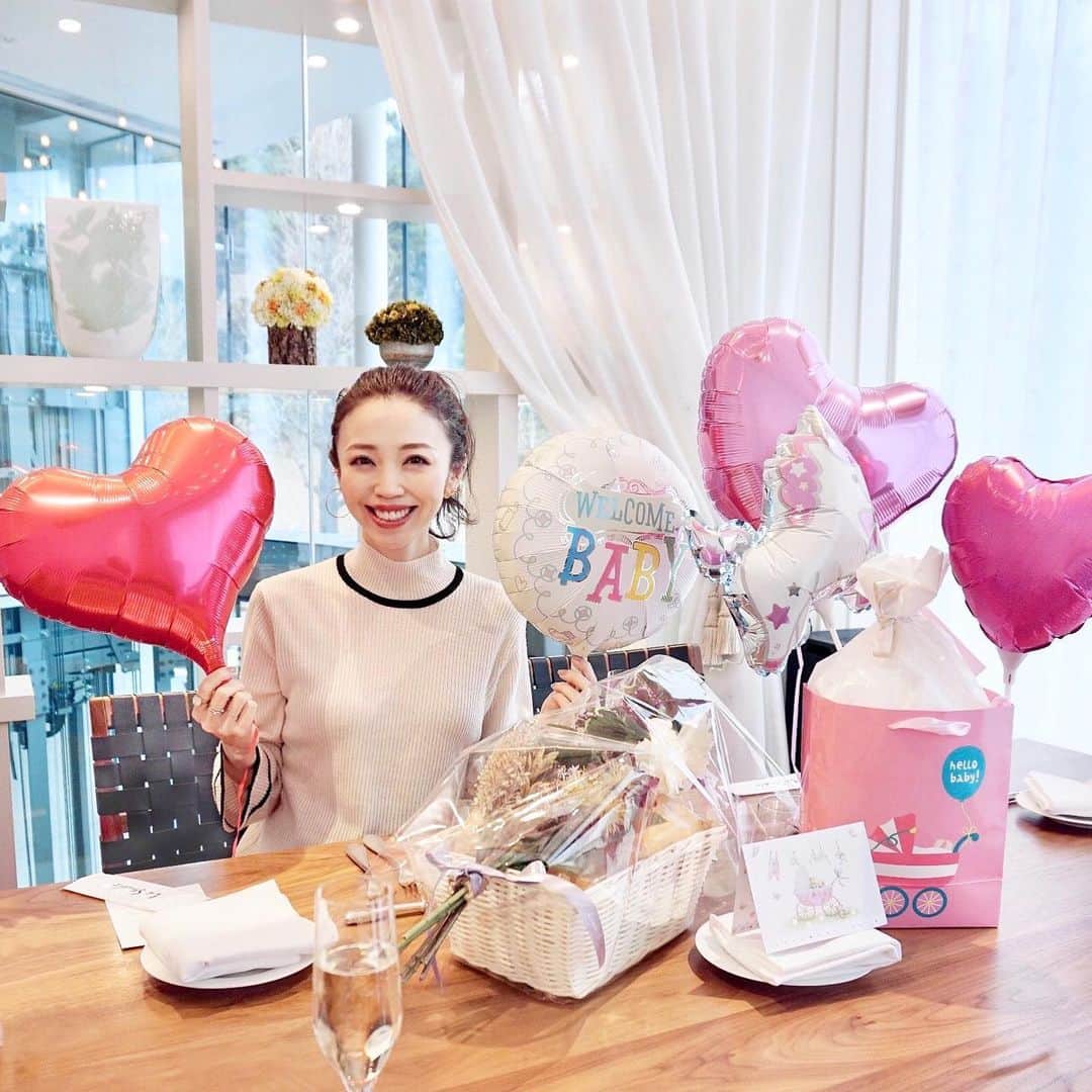 玉村 麻衣子さんのインスタグラム写真 - (玉村 麻衣子Instagram)「🐣baby shower🍼✨ . 大好きな友人との新年会…サプライズでベビーシャワーをしてもらいました^ ^ お店に着いた瞬間に鮮やかなバルーンやおむつケーキが目に飛び込んできて、息をするのを忘れるくらい感情が高ぶりました。 . お洒落過ぎるおむつケーキはりっちゃんの手作り。このままインテリアとして飾っておきたいくらい！ こんな素敵なベビーシャワーを企画してくれた友人に心から感謝…嬉しくて嬉しくて、家で何度もメッセージカードやおむつケーキを眺めています😊✨ . 予定日まで着々とカウントダウンがはじまっている今日このごろ。 胎動が激しくて、毎日みぞおち付近をボッコンボッコン蹴られていますw . . #おかめ会 #tama__life #ベビーシャワー#babyshower #妊娠9ヶ月#マタニティ#マタニティー」1月14日 19時03分 - maiko_tamamura