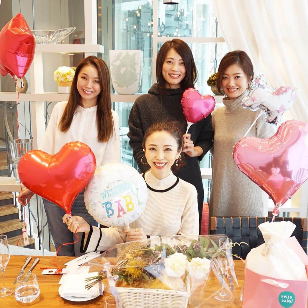 玉村 麻衣子さんのインスタグラム写真 - (玉村 麻衣子Instagram)「🐣baby shower🍼✨ . 大好きな友人との新年会…サプライズでベビーシャワーをしてもらいました^ ^ お店に着いた瞬間に鮮やかなバルーンやおむつケーキが目に飛び込んできて、息をするのを忘れるくらい感情が高ぶりました。 . お洒落過ぎるおむつケーキはりっちゃんの手作り。このままインテリアとして飾っておきたいくらい！ こんな素敵なベビーシャワーを企画してくれた友人に心から感謝…嬉しくて嬉しくて、家で何度もメッセージカードやおむつケーキを眺めています😊✨ . 予定日まで着々とカウントダウンがはじまっている今日このごろ。 胎動が激しくて、毎日みぞおち付近をボッコンボッコン蹴られていますw . . #おかめ会 #tama__life #ベビーシャワー#babyshower #妊娠9ヶ月#マタニティ#マタニティー」1月14日 19時03分 - maiko_tamamura
