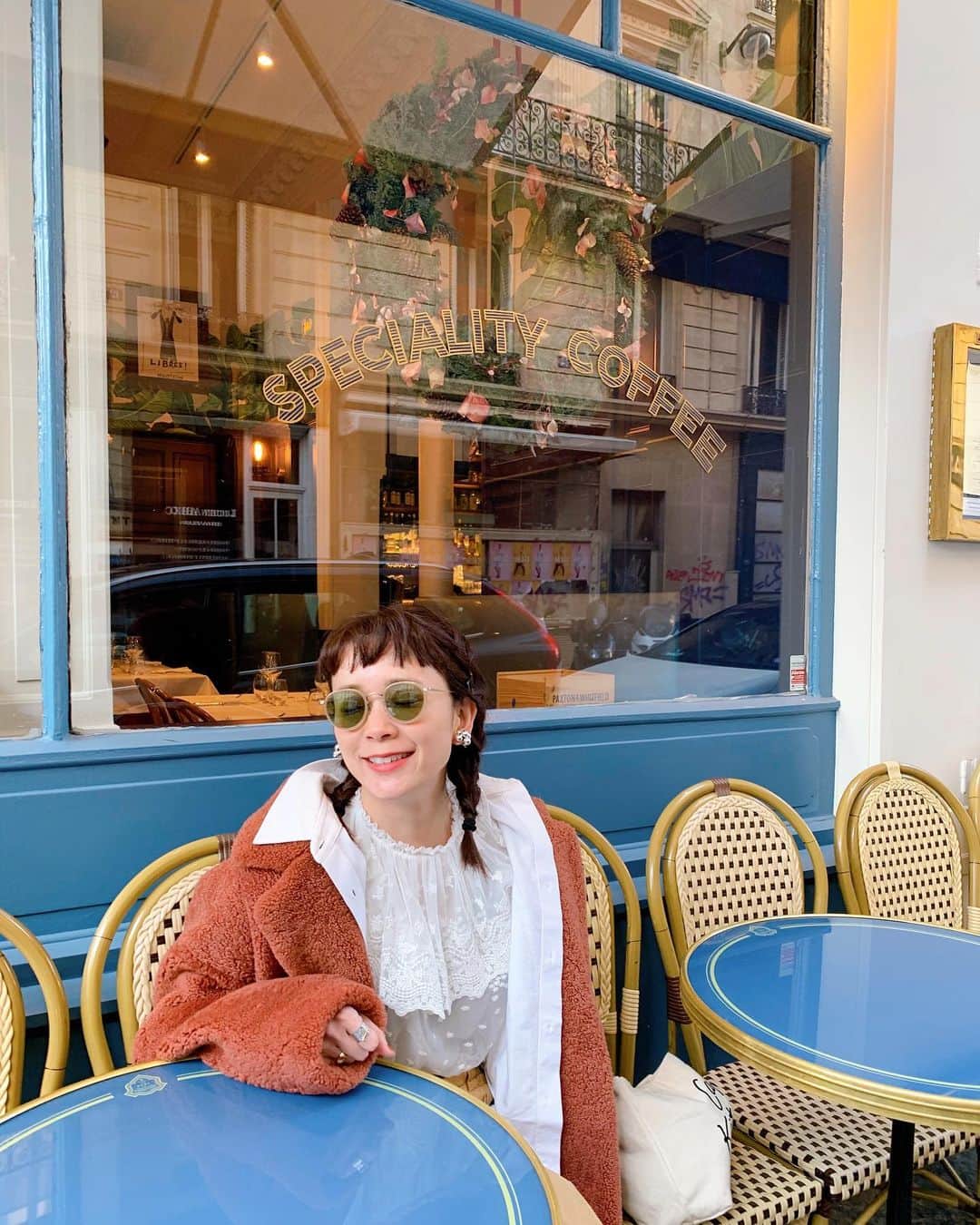 山野ゆりのインスタグラム：「年末年始でオランダとフランスへ行ってきました🤏✈️🧡 オランダは寛容で優しい国ですごーく過ごしやすかったの✨性別や年齢や人種で判断される事がほとんどなくて、旅行者を受け入れる気持ちも豊かな気がしました。人も街も暖かく接してくれて、外国なのに気を張らずに過ごせたのは北欧にいる時の感覚とよく似ていました。治安も良いので安心だし、パンも様々な種類を楽しめました🥰🍞 その中でも群を抜いて美味しかったパンは以前のPOSTでも紹介したハルトーグ🍞のパン達。オランダに行く際には是非ハルトーグのパンを食べてみて欲しいな✨  そして半年ぶりのパリはグレーブでメトロが全滅Ⓜ️😂メトロのないパリは初めてだったけど、寒空の中ライムを乗りこなしパン屋さんをまわりました🚴‍♀️不便を楽しむという前向きな年明けになったかなと。沢山美味しいパン達にも出会えたよ🥰又コラムで紹介するので見てくれたら嬉しいです✨  パリはいつ行っても好きな街。パリにいるとありえない事も沢山あって、お腹の底から怒りで燃え上がってしまう事も沢山起きるんですが😂理不尽だったり自分の価値観を度外視される事が平気で起こったり🗯日本にいたら絶対に感じない事を教えてもらえてるのかな〜とか、世界は広いからなんだってありなんだって思える所もやっぱり好きだったり🍞  そして毎回帰国して改めて思う事は、日本のパンも大好きって事です。今日もパレスホテルにパンの取材へ行っていたんですが、シェフの熱心なパンへの愛情や細かい作業が本当に素晴らしくて。まさに、日本のパン最高！🇯🇵って感じたところなんだ🥰  世界共通、どこへ行ってもパンを食べると幸せな気持ちになれるって、パンっですごいなぁって思った１日でした。  あ！オランダもパリもストーリーのハイライトにパンがまとめてあるので気になったら見てみてね🥰  長くなっちゃったけどとりあえず🍞愛してる。  #パン#🇯🇵#🇫🇷#🇳🇱#パレスホテル東京 #🍞#🥖#🥐#🥪#長いのにここまで読んでくれてありがとう」