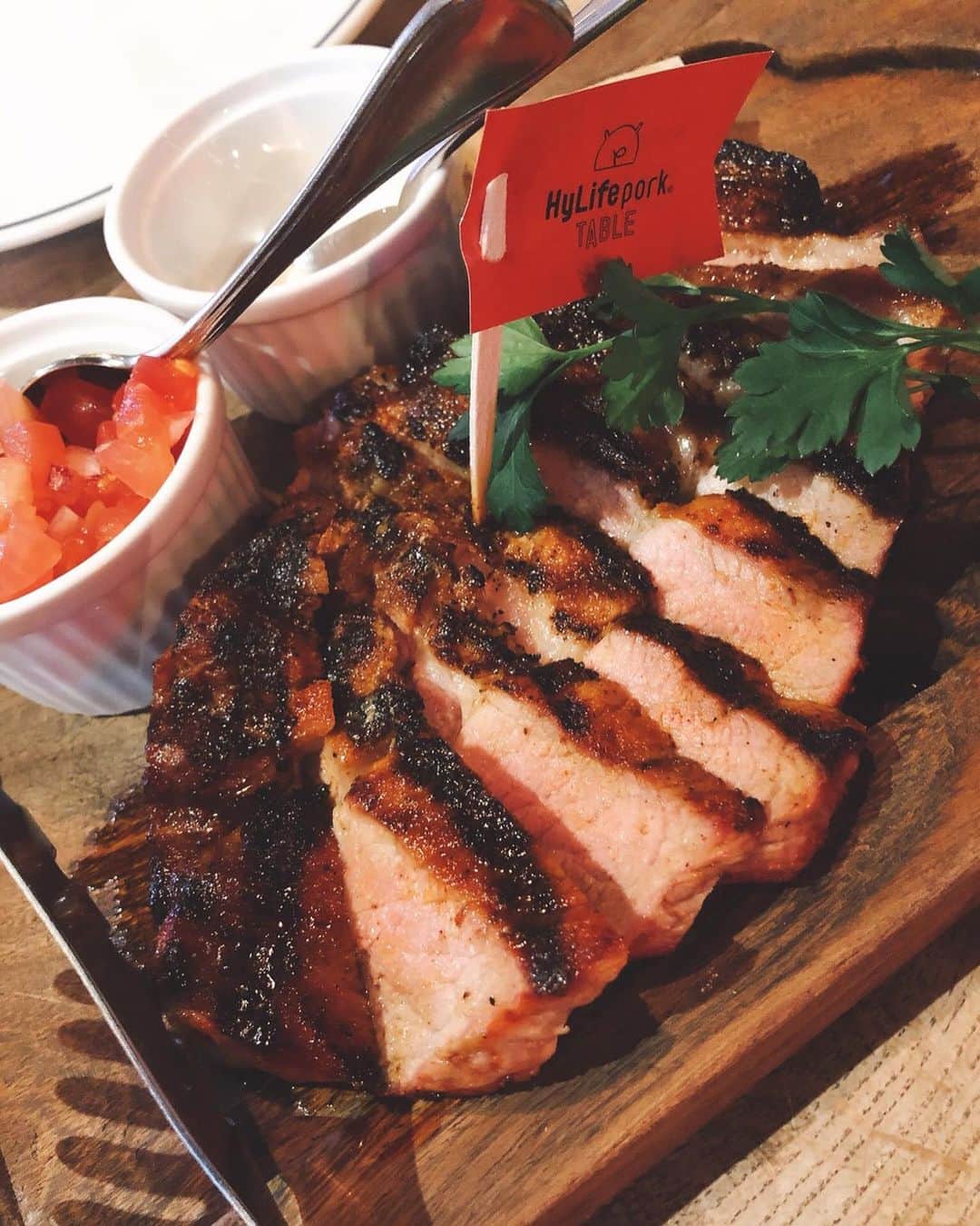 のインスタグラム：「‪このお店でいただいたアイスワイン最高に美味しかった、、、、‬ ‪お酒では珍しく永遠に飲めちゃいそうな 私好みなお味でした 🍹‬ ‪2枚目は‪“苺のカプレーゼ” デザートじゃないよ🍓🍓🍓‬ #HyLifeporkTABLE」