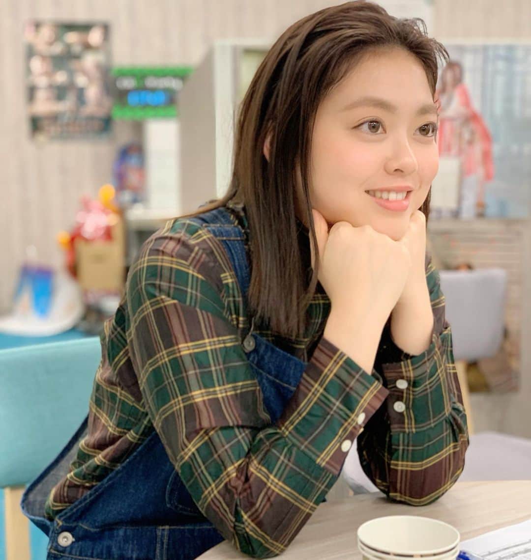 フジテレビアナウンサーのインスタグラム：「👧🏻﻿ 「今日のチッヒー」﻿ ﻿ 港区・フジテレビ。﻿ この会社で働いているのが、チッヒーです（女性・入社２年目）。﻿ チッヒーはオシャレが大好き。﻿ 今日の装いは、チェックシャツにオーバーオールというカジュアルスタイル。﻿ 本人いわくテーマは「アメリカぼうや」。﻿ そう、チッヒーはたまに何を言っているのか分からないんです。﻿ オーバーオールが似合いすぎてアメリカのホラー映画に登場しそうな、チャッ…チッヒーなのでした。﻿ ﻿ #チッヒー﻿ #チャッヒー﻿ #杉原千尋﻿ #フジテレビ﻿ #アナウンサー﻿」