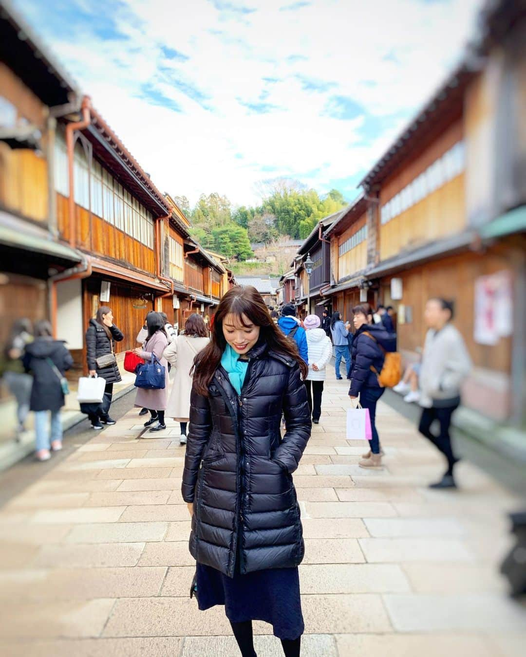 越馬千春さんのインスタグラム写真 - (越馬千春Instagram)「. 金沢の冬で晴れは珍しい☀️ 雪もないのも珍しい☃️ ダウン着なくても大丈夫‼️てくらい 暖かい今年の金沢の冬✨ . 東茶屋街は観光客の方でいっぱいです😌✨ 北陸新幹線新幹線が出来てから金沢来る方が増えて 嬉しいな✨ . . いつも食べちゃう烏骨鶏のソフトクリームの🍦🧡 . #金沢#kanazawa#石川県#石川#金沢帰省#千春の金沢日記#東山#東茶屋街#ママコーデ#男の子ママ#烏骨鶏#うけいあん#烏骨鶏ソフトクリーム#🍦#幸せの味#冬の金沢」1月14日 19時09分 - chiharukoshiba