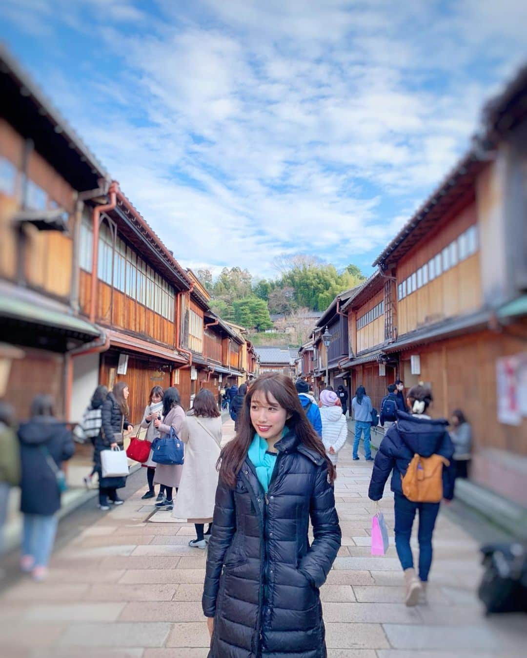 越馬千春さんのインスタグラム写真 - (越馬千春Instagram)「. 金沢の冬で晴れは珍しい☀️ 雪もないのも珍しい☃️ ダウン着なくても大丈夫‼️てくらい 暖かい今年の金沢の冬✨ . 東茶屋街は観光客の方でいっぱいです😌✨ 北陸新幹線新幹線が出来てから金沢来る方が増えて 嬉しいな✨ . . いつも食べちゃう烏骨鶏のソフトクリームの🍦🧡 . #金沢#kanazawa#石川県#石川#金沢帰省#千春の金沢日記#東山#東茶屋街#ママコーデ#男の子ママ#烏骨鶏#うけいあん#烏骨鶏ソフトクリーム#🍦#幸せの味#冬の金沢」1月14日 19時09分 - chiharukoshiba