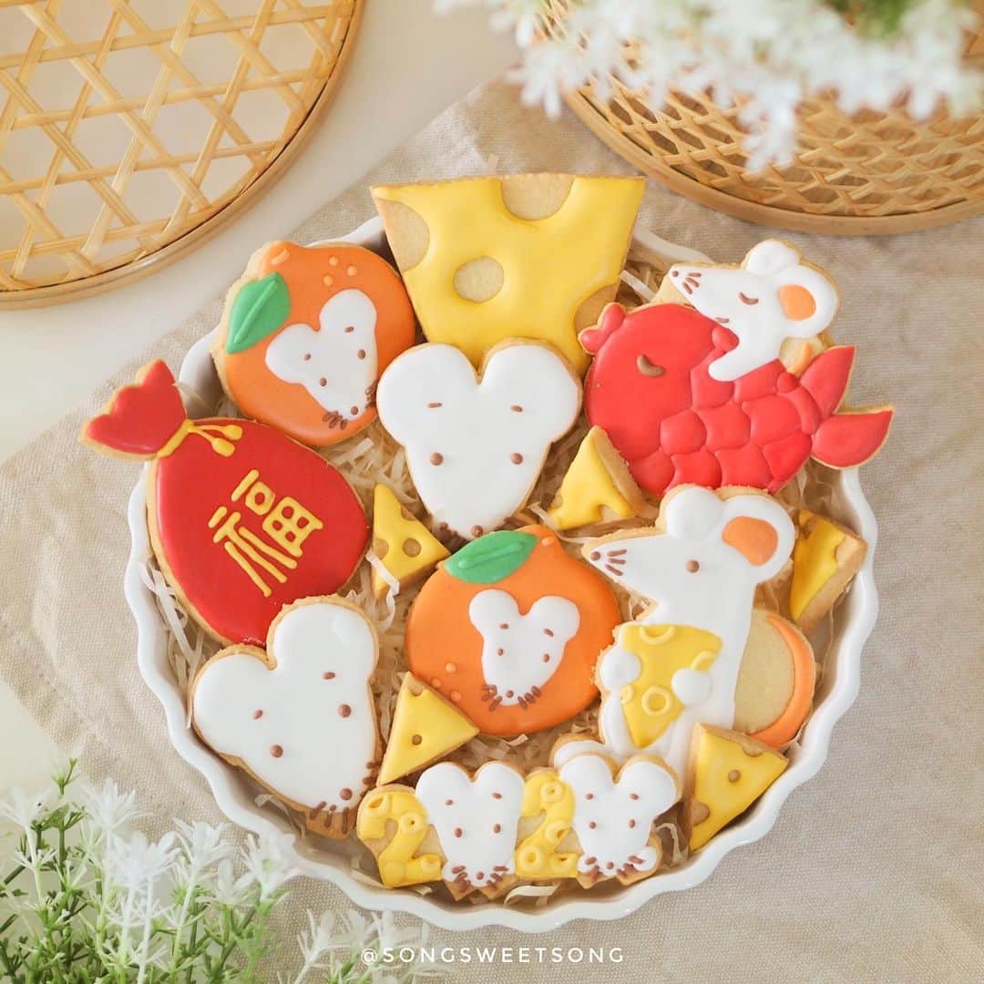 Song Sweet Songのインスタグラム：「🐹🍊🧧✨ . Wishing you a Happy New Year 2020🐭 . สวัสดีปีใหม่ ๒๕๖๓ ค่า~  มาช้า แต่มานะ^^ ขอให้เป็นปีที่ดีของทุกคนนะค้าา🐭 . 。 。 . 。 。 .รายละเอียดคลาสนี้ ดูได้ในstory และ @sweetenupcafe นะค้า✨ #icingcookies #decoratedcookies #cookiesofinstagram #cookies #homemade #アイシングクッキー教室  #アイシングクッキー #手作り #手作りお菓子 #クッキー　#songsweetsong #songsweetsong_icingcookies #newyear #happynewyear #먹스타그램 #맛있다그램 #쿠키」